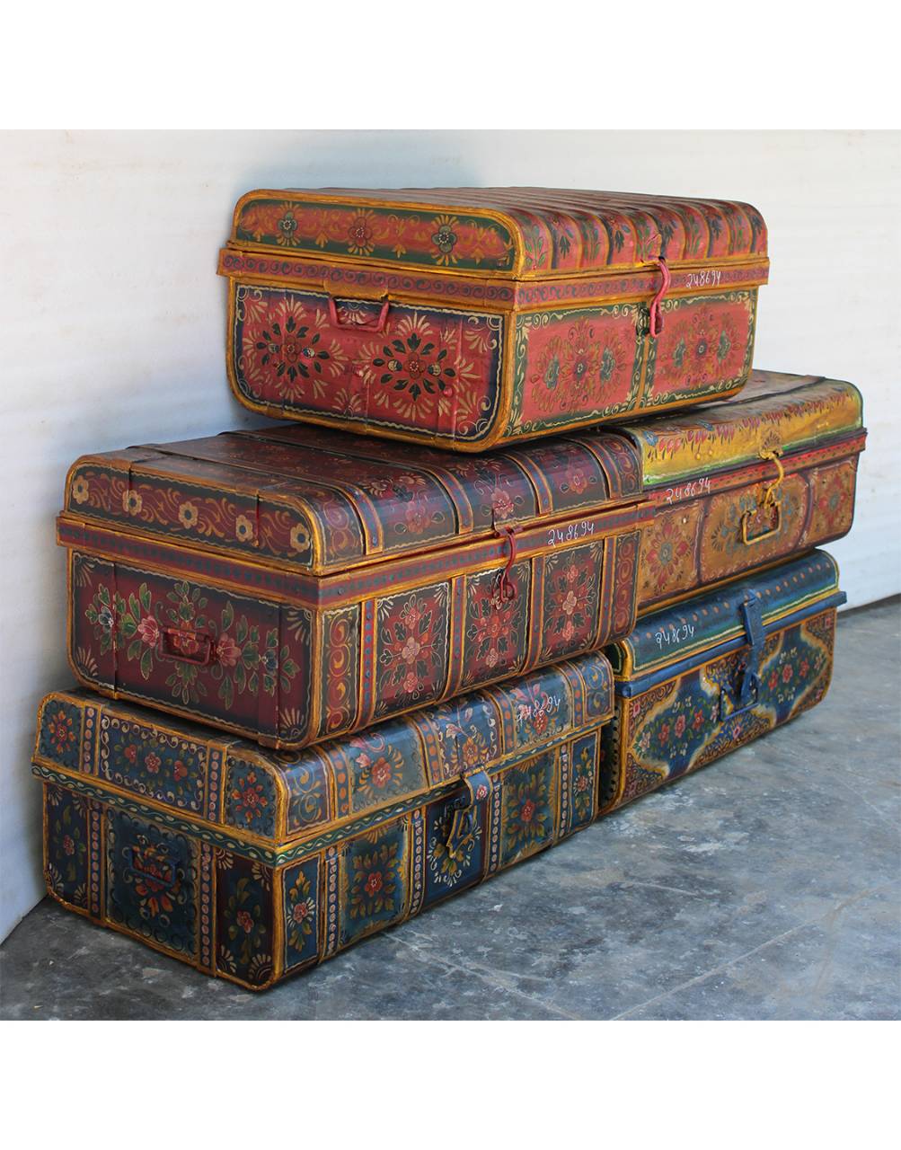 Vintage iron trunk Decorative storage unit Hand-painted design Vintage charm Coffee table decor Bedroom accent piece Timeless home decor Imperfections are beauty Handcrafted charm Home decor trend Vintage furniture Unique home accents Rustic decor Artisanal craftsmanship Iron trunk decoration tesu