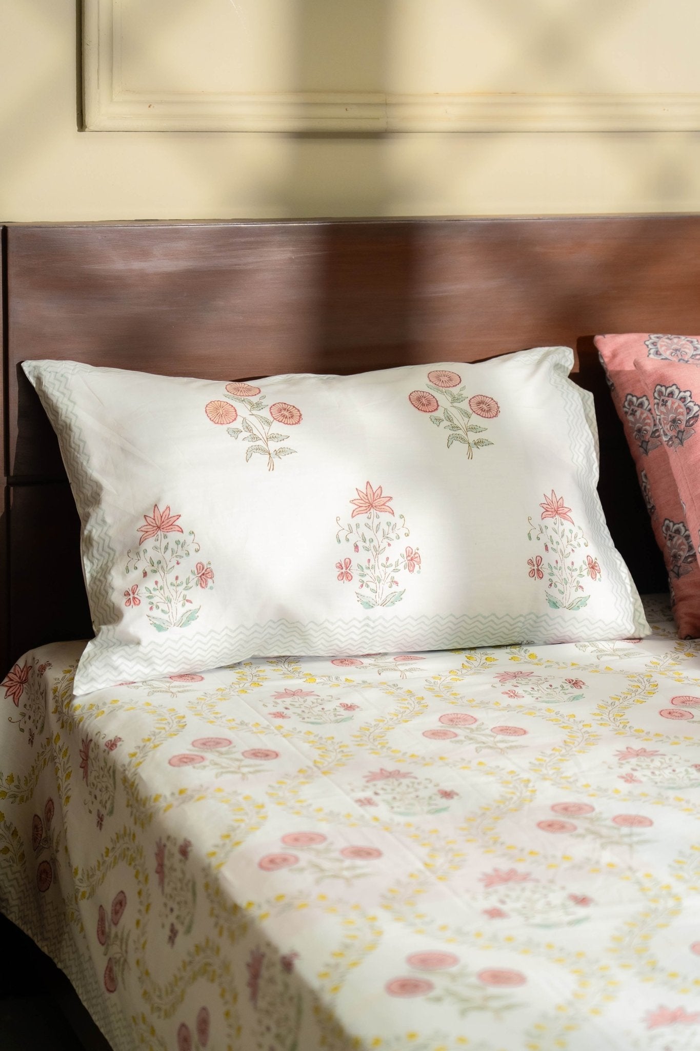 Floral Vine Block Print Bedsheet With Pillow Covers - TesuBedsheet