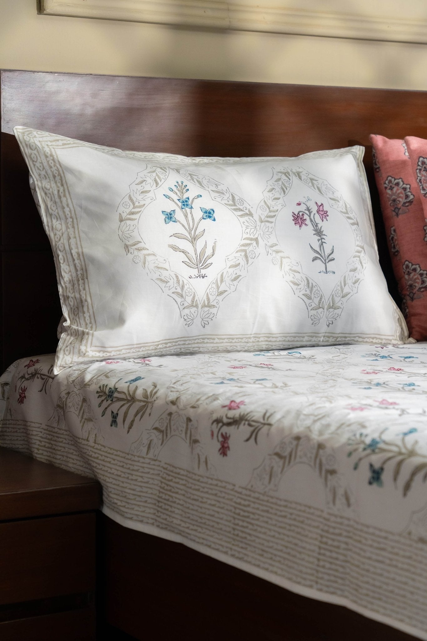 Pastel Petal Bedsheet With Pillow Covers - TesuBedsheet