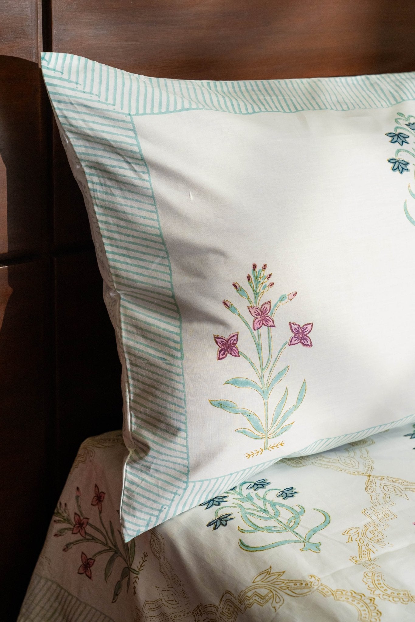 Sundarvan Bloom Bedsheet With Pillow Covers - TesuBedsheet