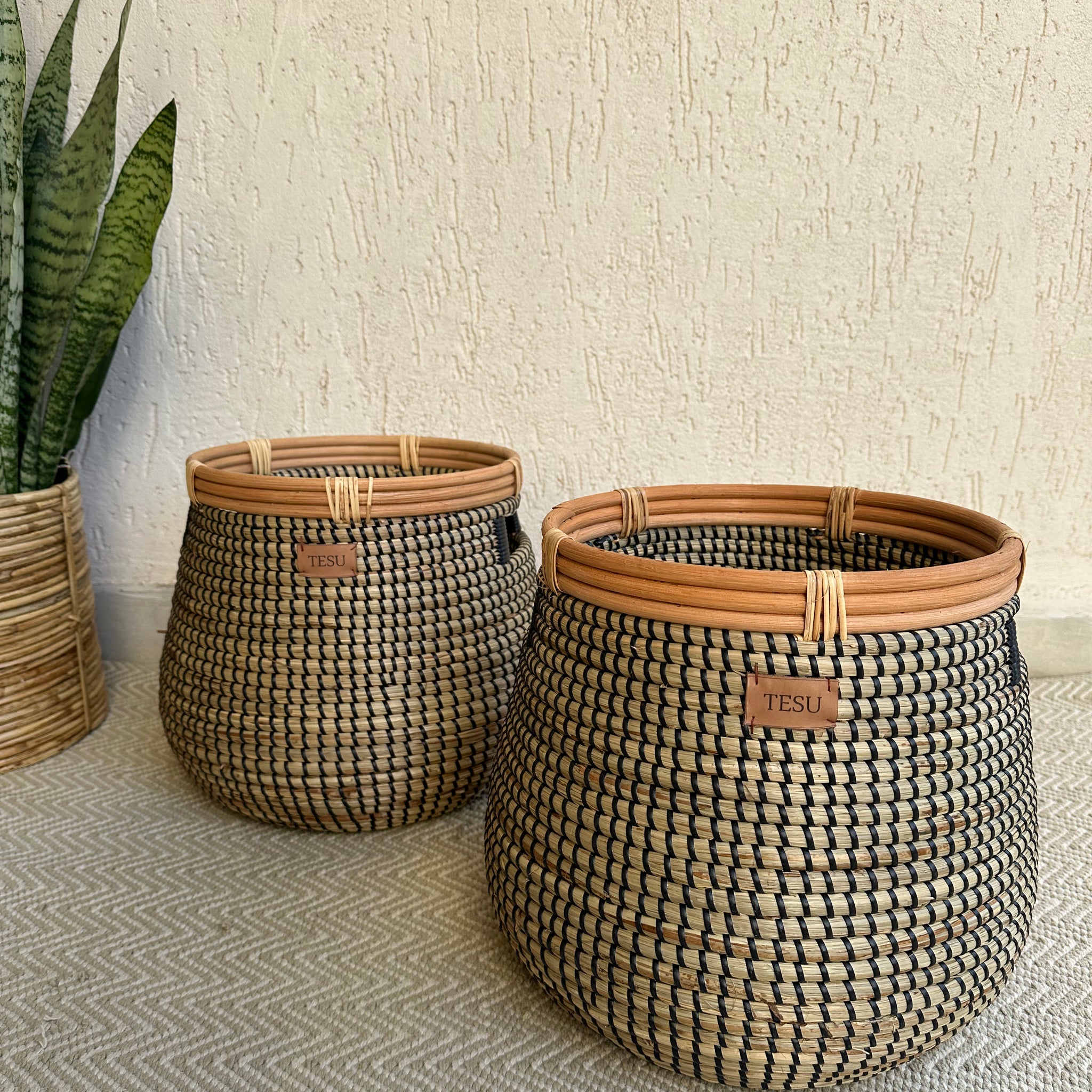Enhance your Dream Home with our curated selection of premium wall and Home Décor items. Seagrass Plant Holder Cut Out Handles mixed with Rattan , Perfect for decorating your home, living room decor, bedroom interior touches, beautiful cover pots and much more. Its placement is very flexible which is suitable for beautifying your room. Hand-woven by our artisans from sustainable Sea grass these storage baskets are great for storing and have high aesthetic appeal. tesu