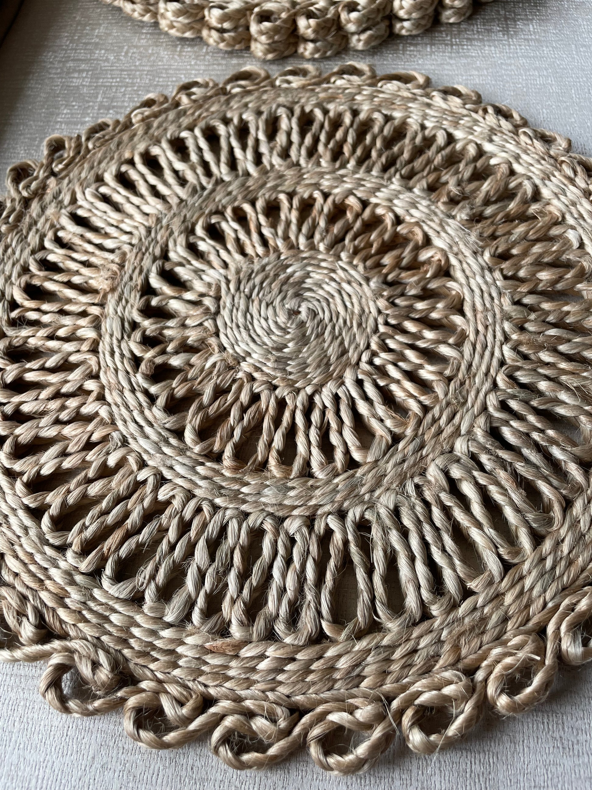  Beautiful Laces, Coloured Crockery, Dining Experience, Eco-Friendly Tableware, Hand-woven Jute Placemats, Jute Home Décor, Natural Jute, Neutral Colour, Table Mats, Wall décor, White Crockery, tesu