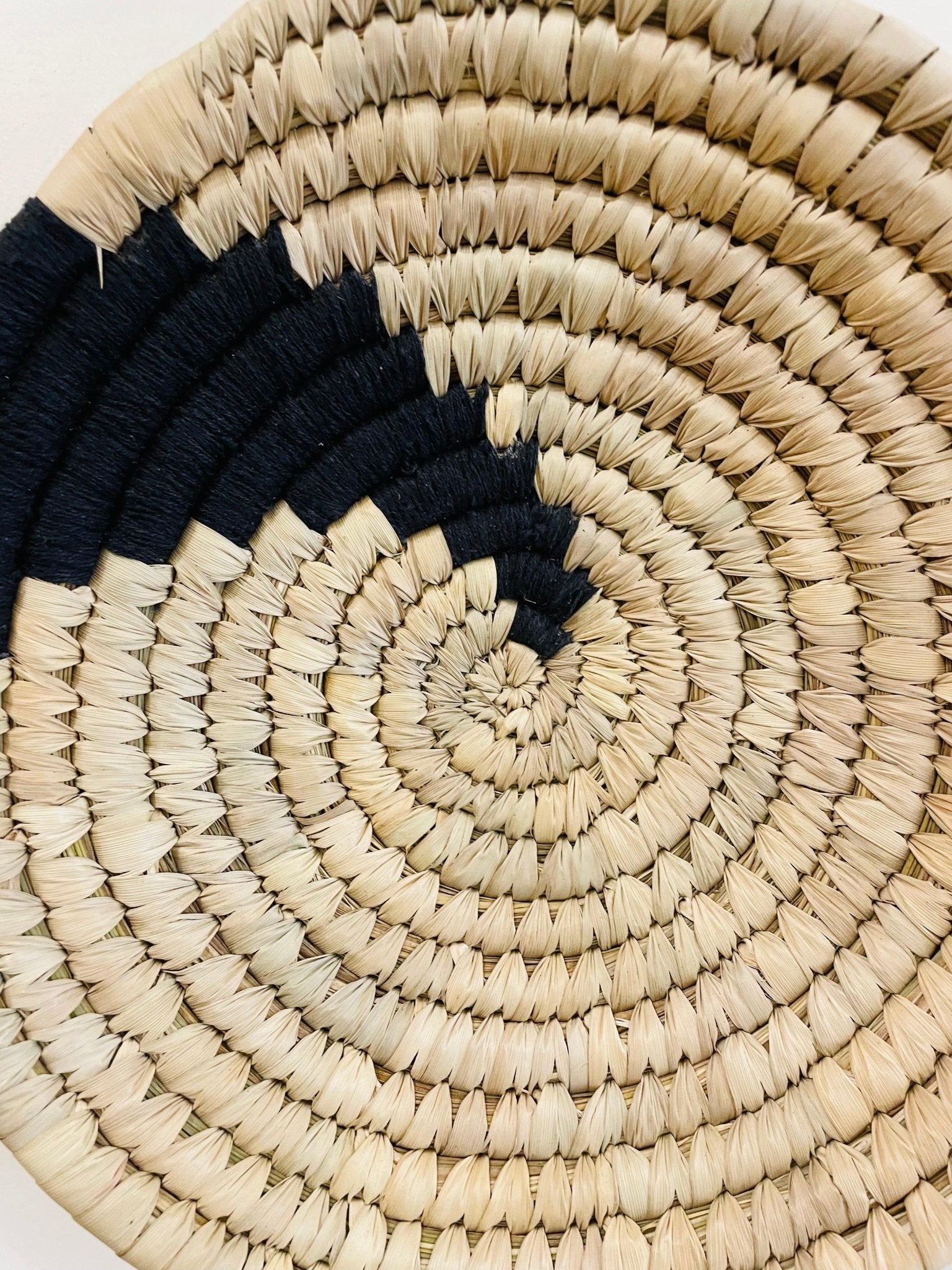 Palm Leaf Woven Plate - Natural and Black - TesuWall Decor