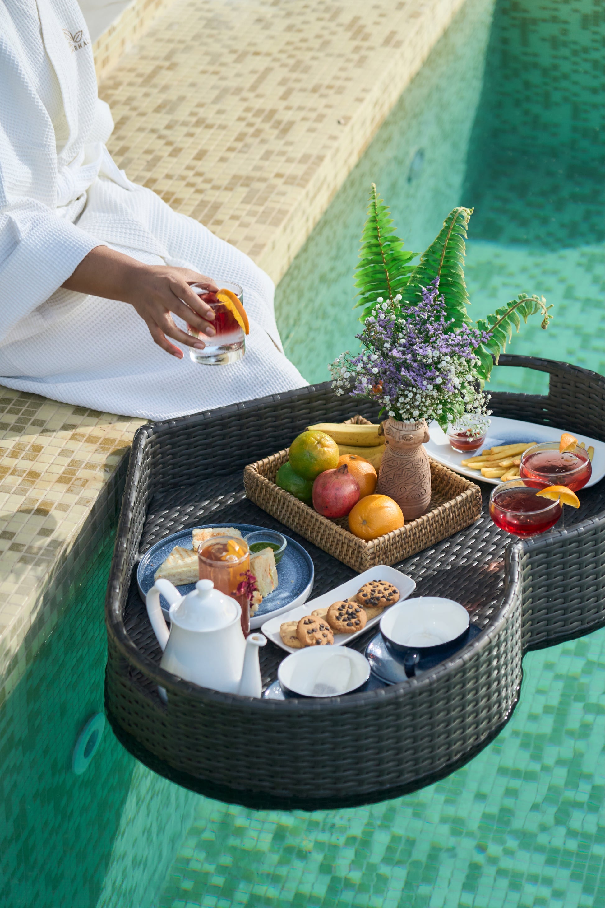 Heart shaped floating tray with roses and candles in pool – Tesu Trays & Serveware