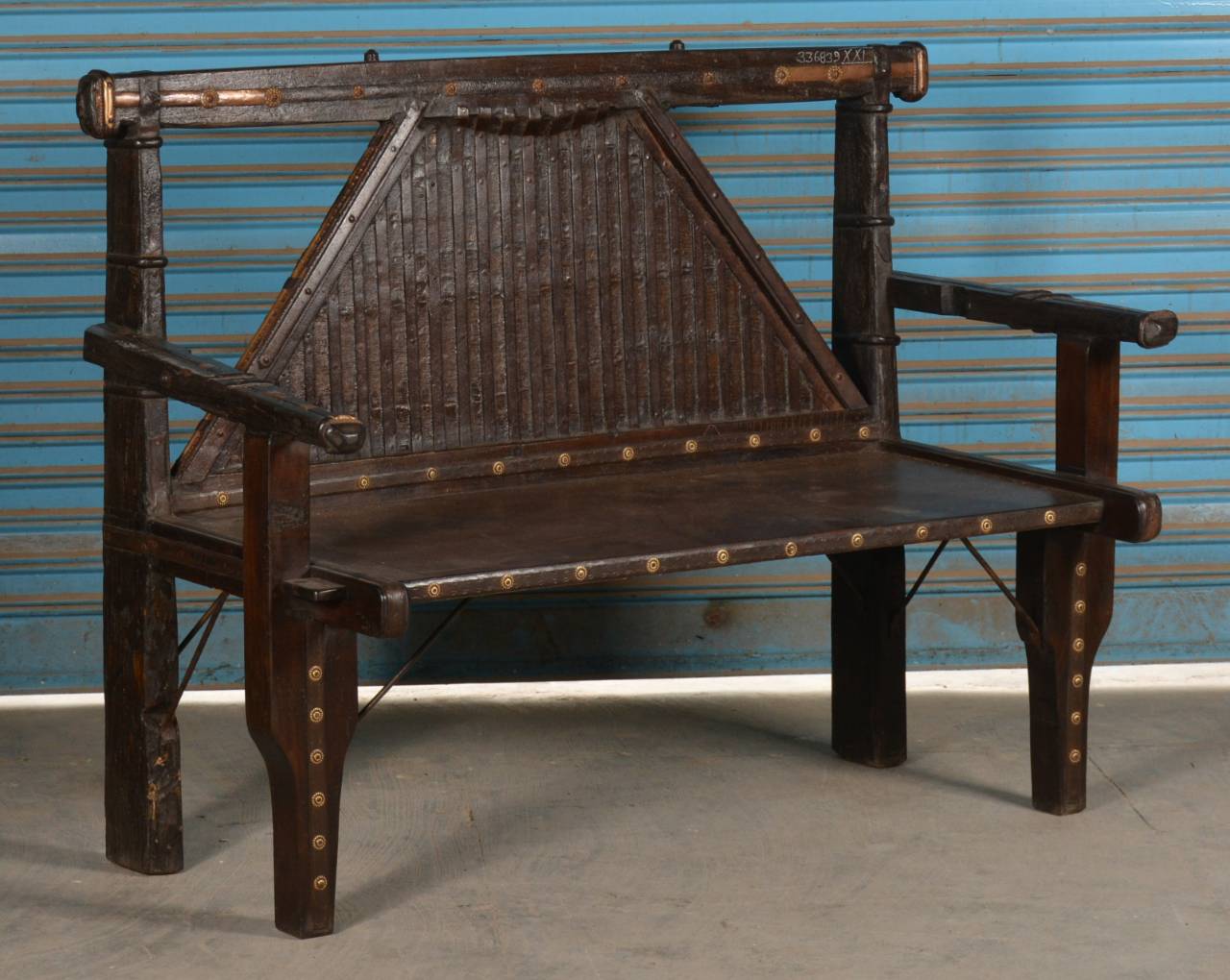  This vintage-style two-seater features a rustic design with a high backrest, sturdy armrests, and riveted detailing, perfect for adding a touch of royal elegance to your living room, hallway, or entryway. 