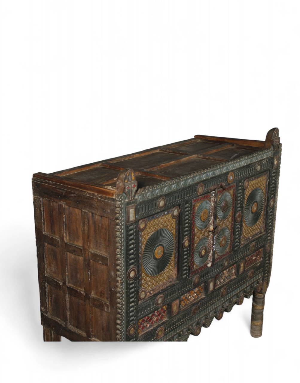 Whether used as a statement console, blanket box, or traditional dowry chest, it carries the soul of tradition with a timeless appeal.