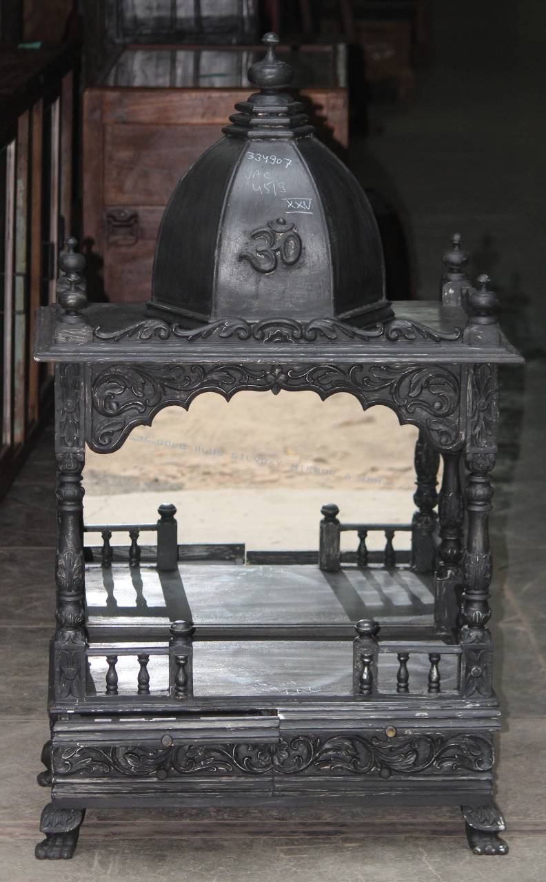 Featuring a beautifully carved dome, ornate pillars, and the sacred ‘ॐ’ symbol, this mandir reflects timeless Indian craftsmanship.