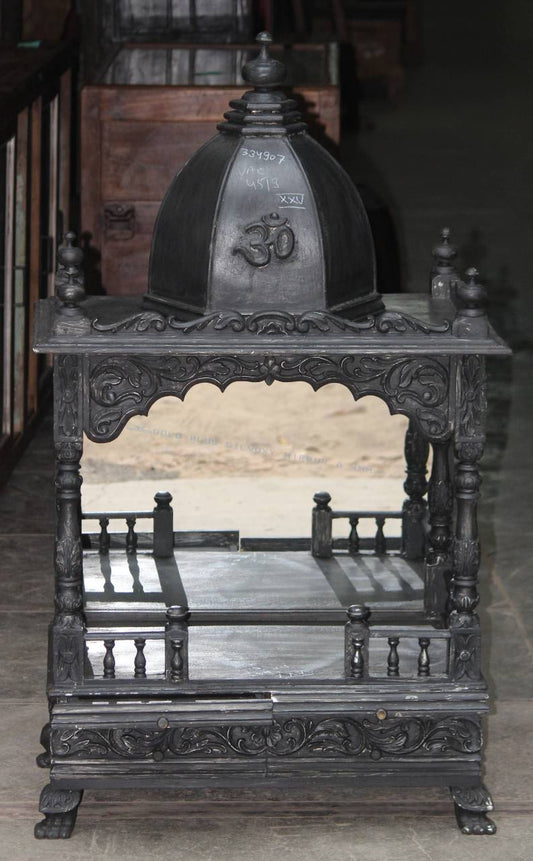 Featuring a beautifully carved dome, ornate pillars, and the sacred ‘ॐ’ symbol, this mandir reflects timeless Indian craftsmanship.
