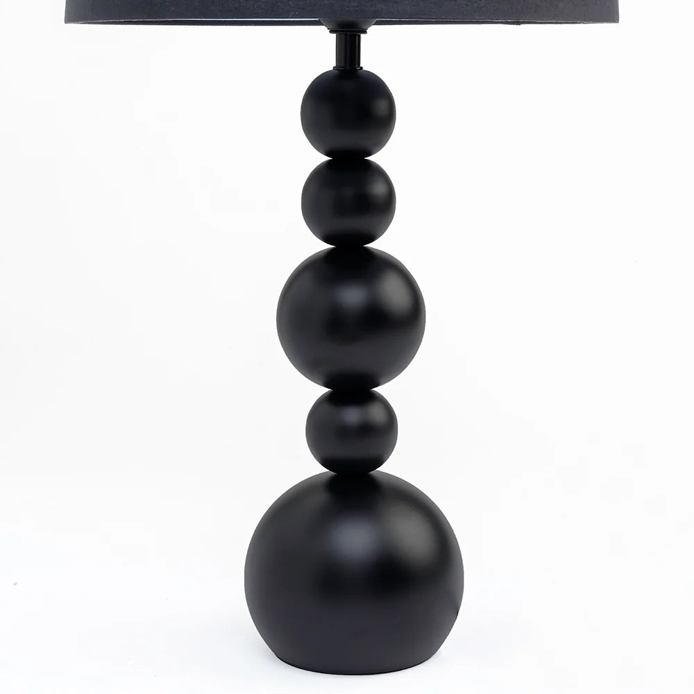  Whether in rich brass gold or deep black, this lamp adds a refined touch to bedside tables, console units, or workspaces.