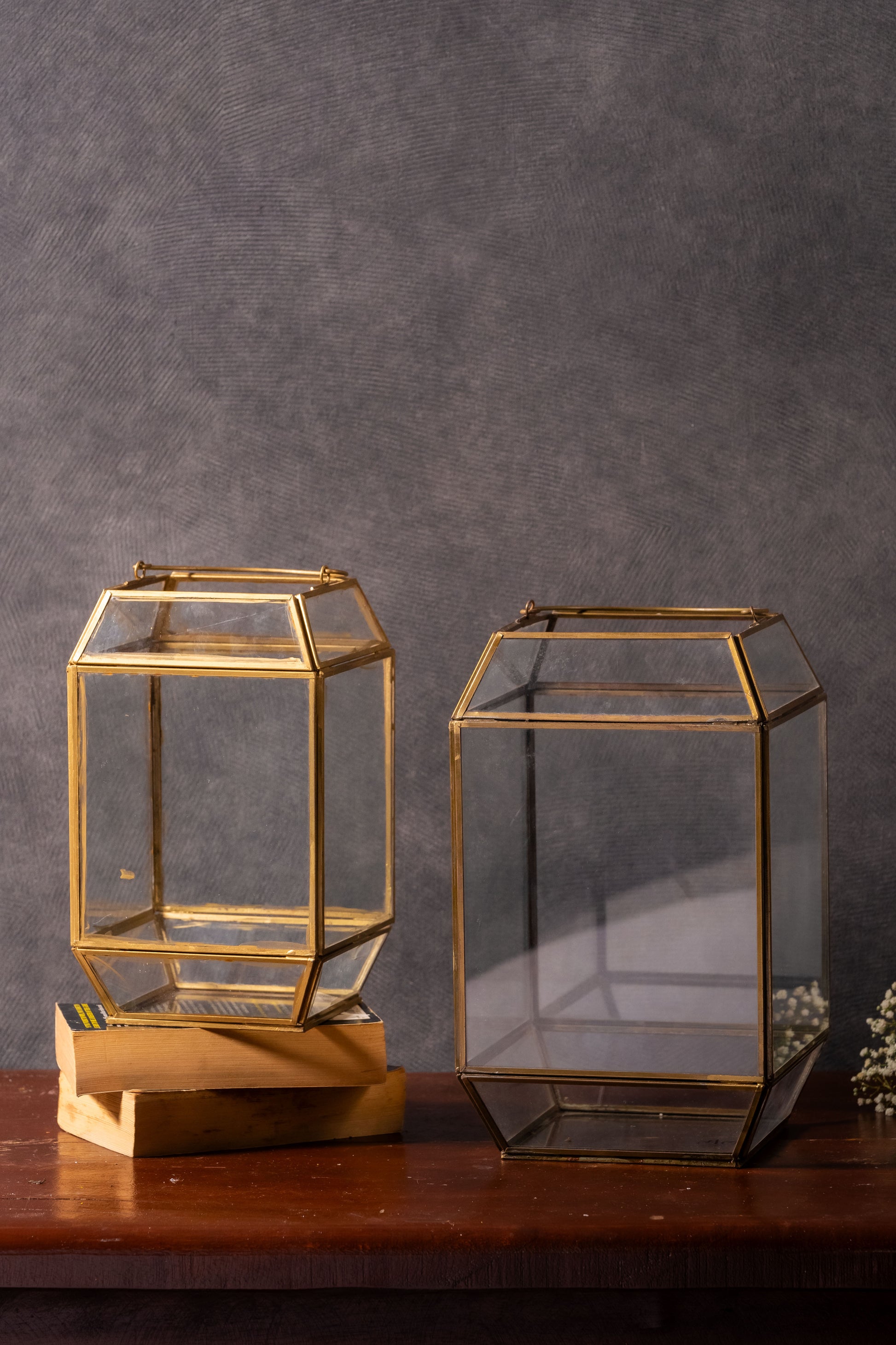 modern elegance lantern
clear glass candle holders
golden metal frame lantern
ambient glow lighting
stylish home decor
geometric design lantern
contemporary candle holder
versatile decor piece
indoor outdoor lanterns
timeless home accents
chic living room decor
elegant bedroom lighting
decorative lantern collection
warm lighting solutions
sophisticated home accessories