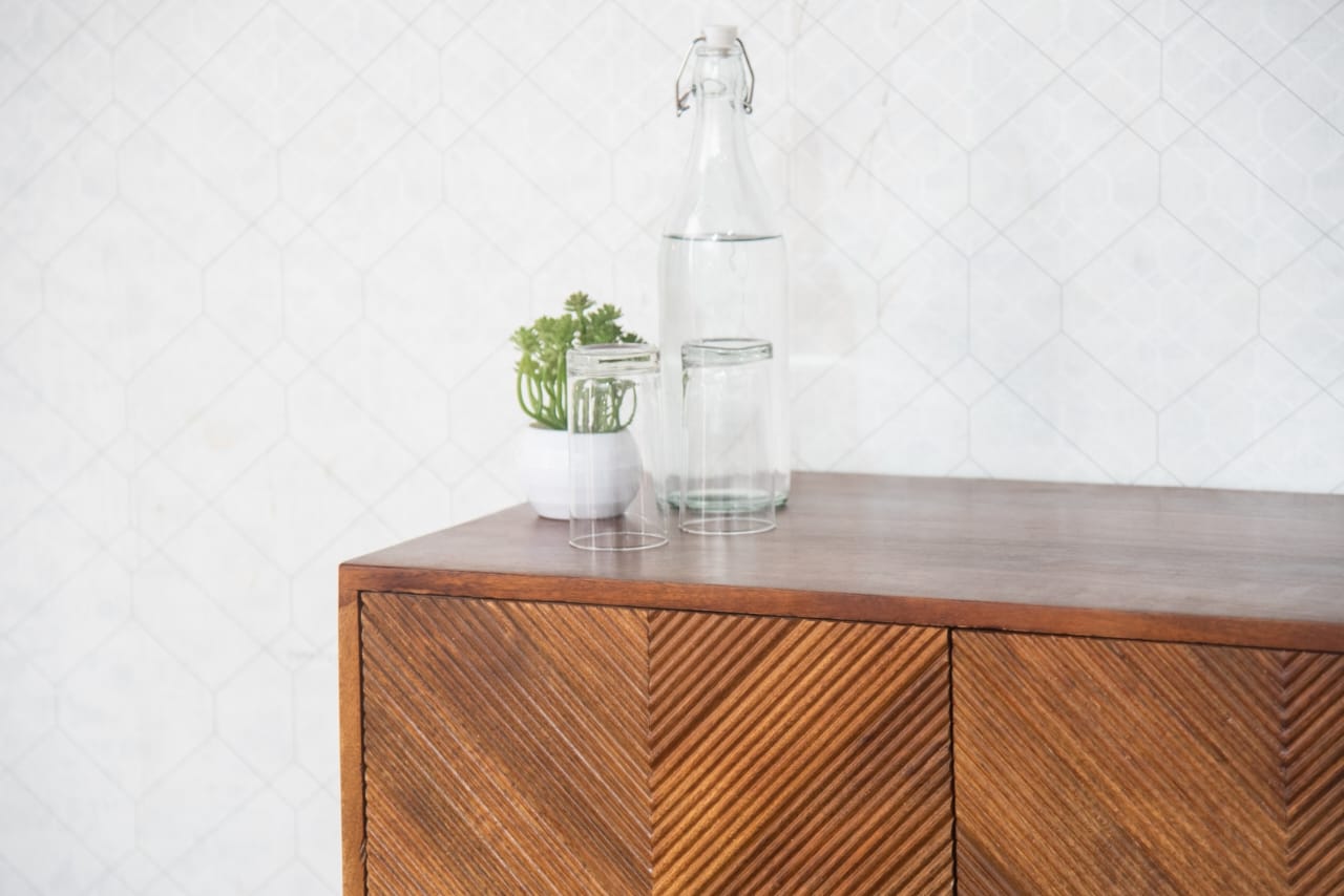 A dark walnut finish enhances the natural grain of mango wood, offering a luxurious appearance.