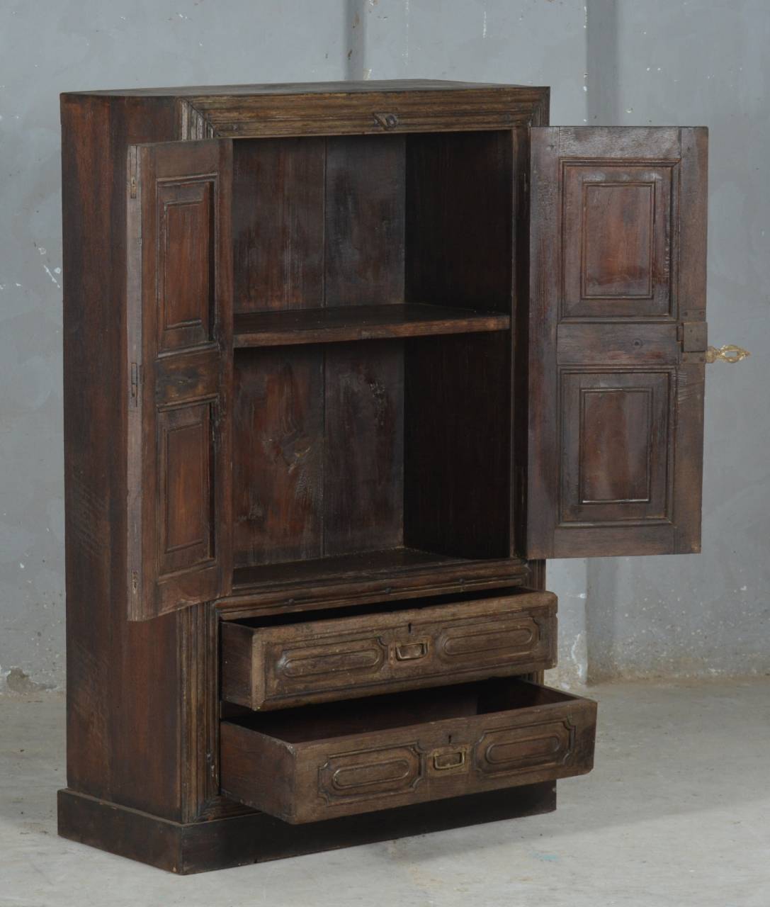 the Golden Grain Almirah blends traditional craftsmanship with lasting beauty. Ideal for those who appreciate fine woodwork and functional design.