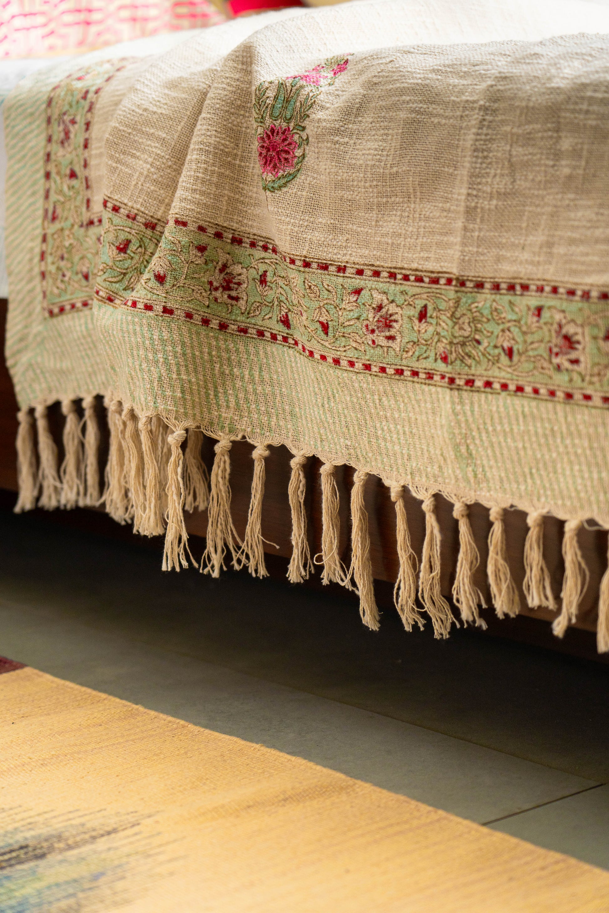 perfect for all seasons. Ideal for cozy naps, layered bedding, or gifting with a cultural touch.


