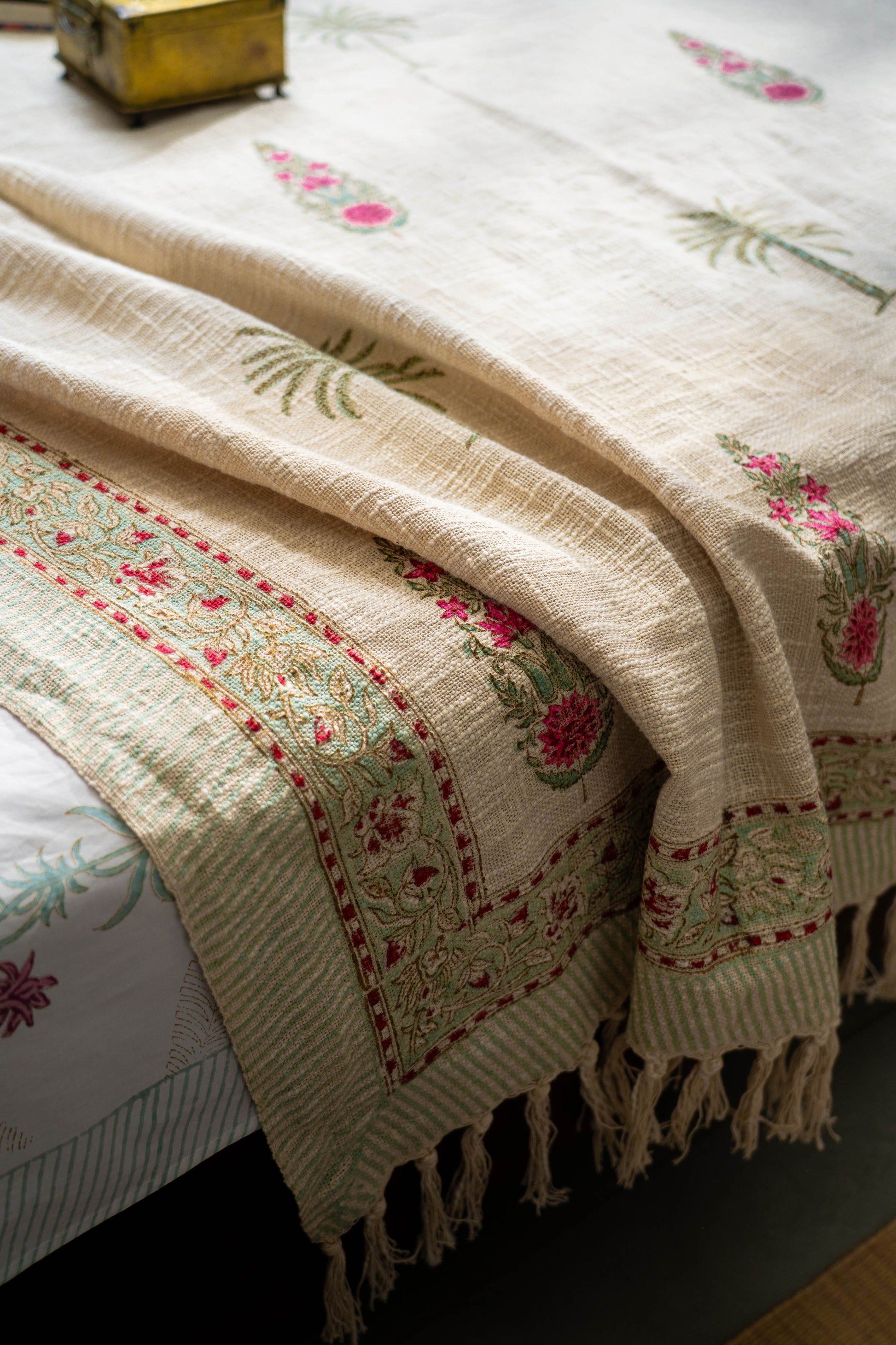 Whether used as bed linen or draped over a sofa or couch, it adds a warm, artisanal charm to your soft furnishings. 