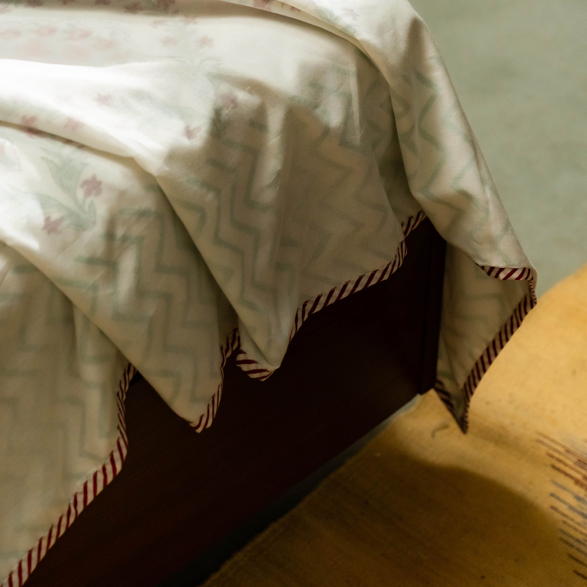 Our Gulnaar Dohar made of soft organic cotton is hand block printed with cheerful motifs. 