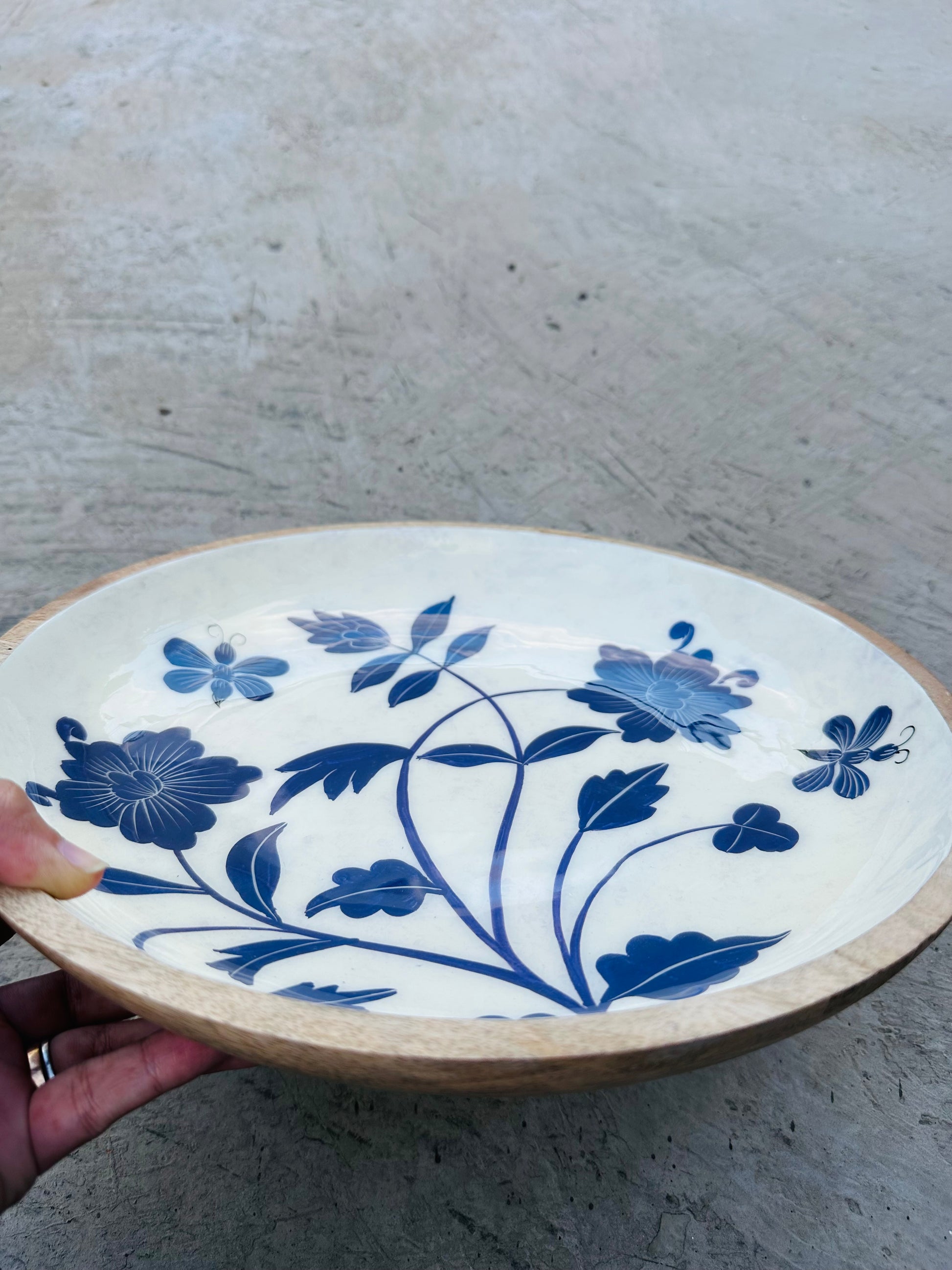 Hand-painted timber platter
Blue floral design platter
Elegant timber serving platter
High-quality timber platter
Artistic floral pattern platter
Charming dining platter
Intricate design tableware
Decorative timber platter
Floral-themed serving platter
Stylish dining platter