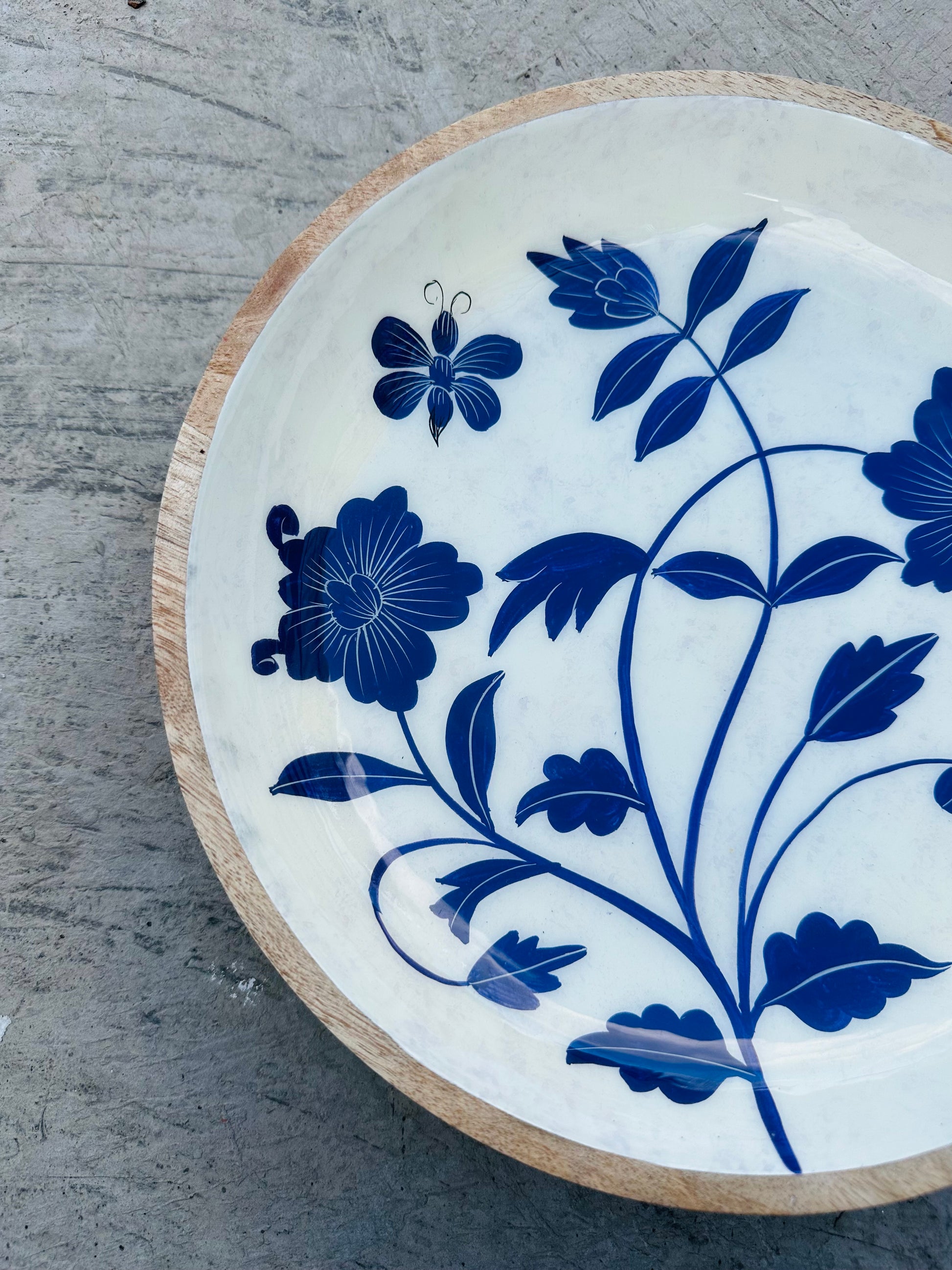 Hand-painted timber platter
Blue floral design platter
Elegant timber serving platter
High-quality timber platter
Artistic floral pattern platter
Charming dining platter
Intricate design tableware
Decorative timber platter
Floral-themed serving platter
Stylish dining platter, TESU 