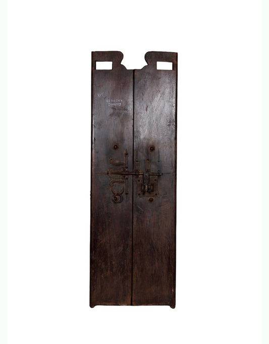 Built with sturdy Iron, Teak Wood, and Recycled Wood, this panel boasts a breathtaking Trishul design.