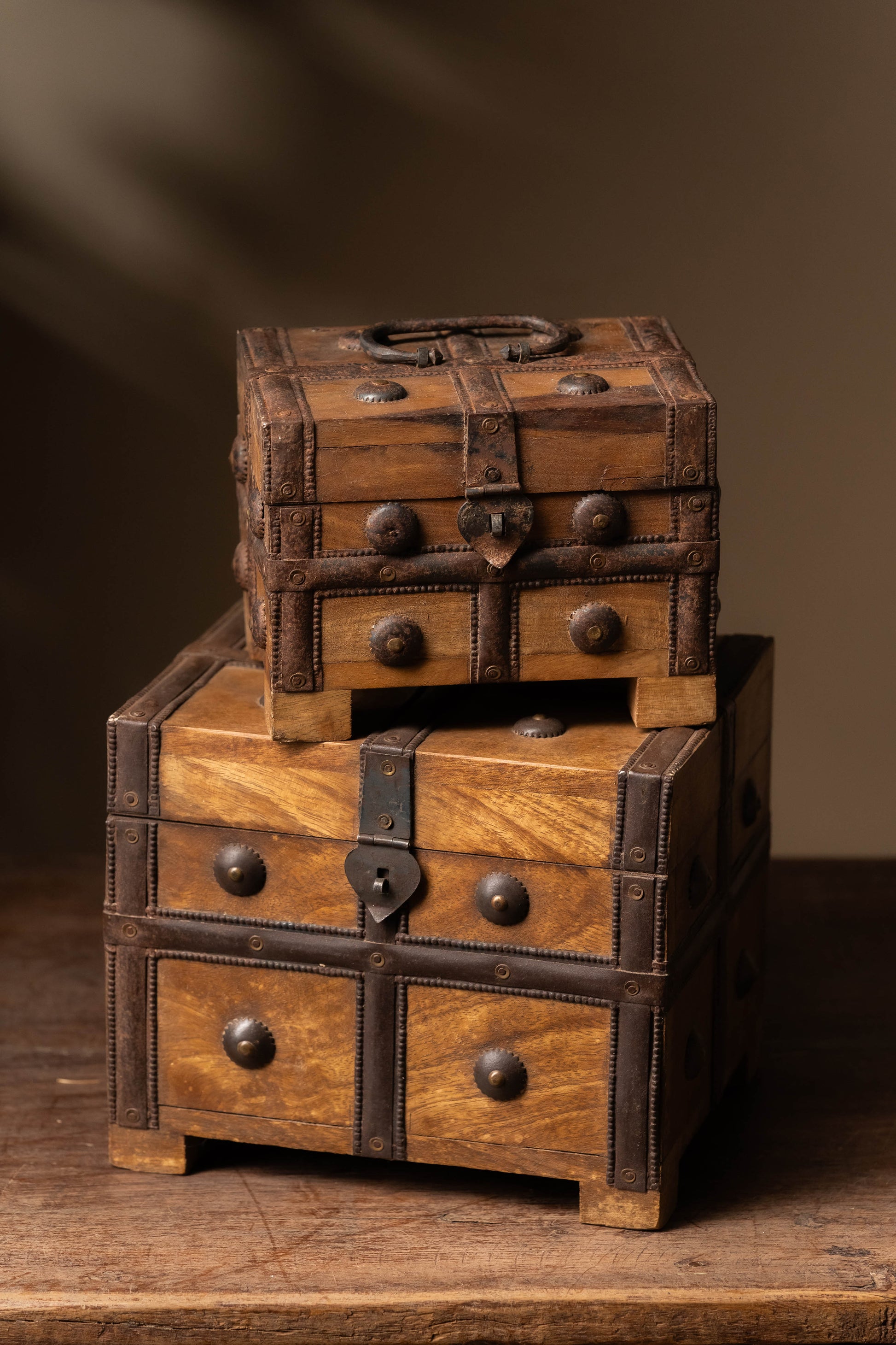 Known for its durability, smooth texture, and rich grain patterns, mango wood gives the chest a natural and elegant appeal.