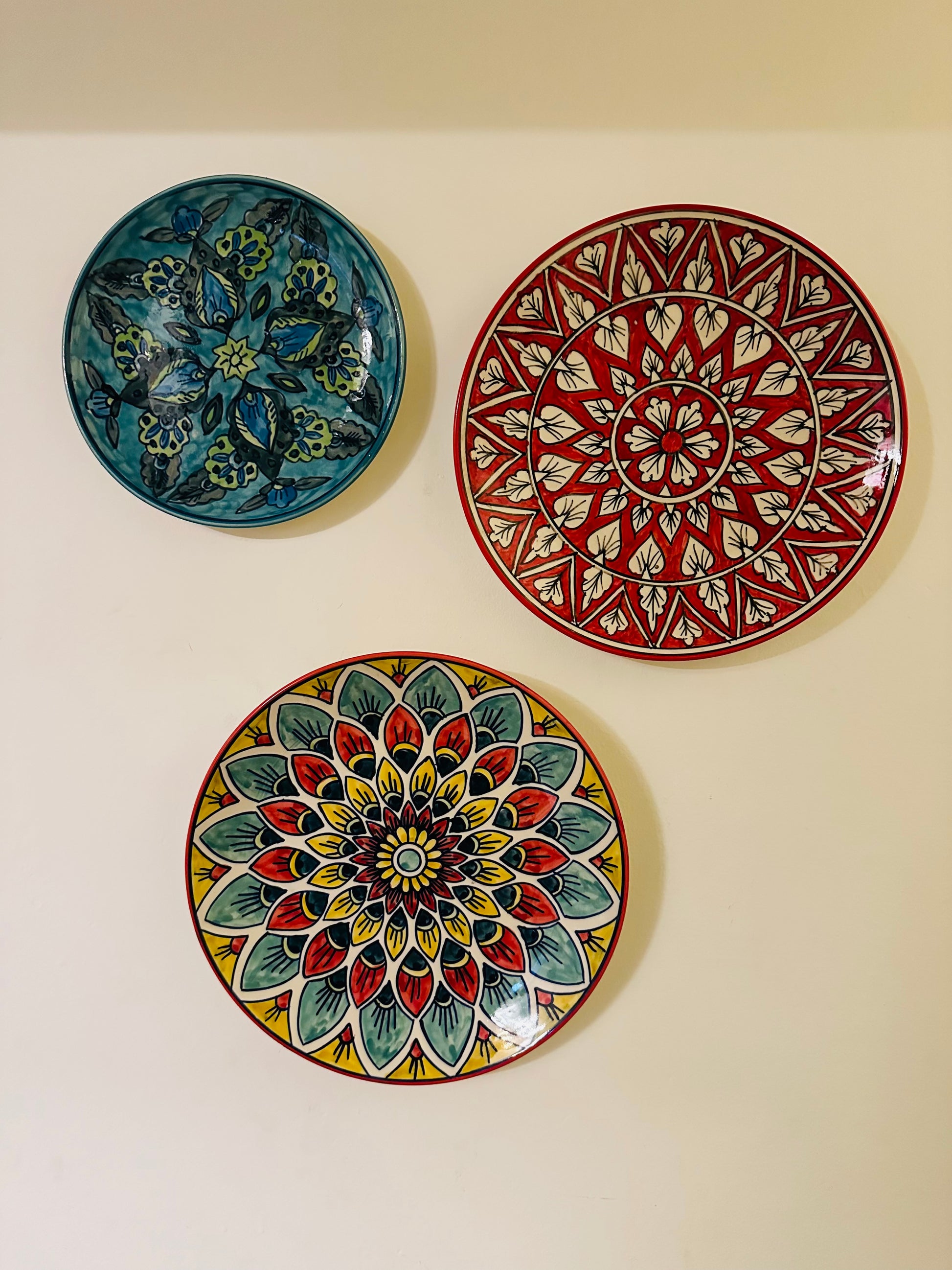 Vibrant wall plates Classical wall decor Unique wall accent pieces Living room wall decor Bedroom wall decor Handcrafted wall plates Hand-painted wall plates Artisanal wall plates Indian artisans wall plates Wall plates with hook High-quality wall decor Small batch wall plates Home decor wall accents, tesu 