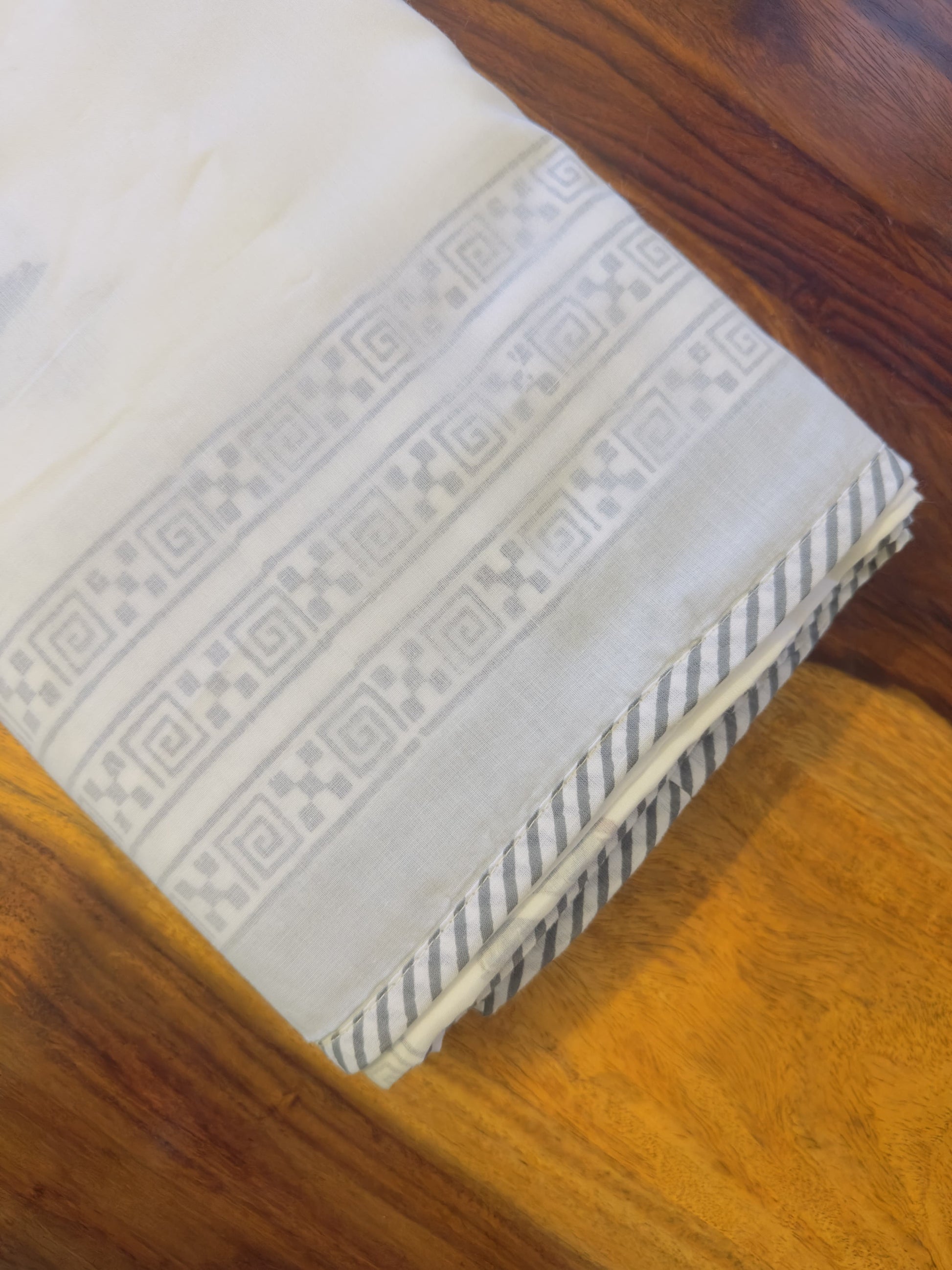 Blending heritage artistry with everyday comfort, this dohar is a tribute to timeless Indian craftsmanship.