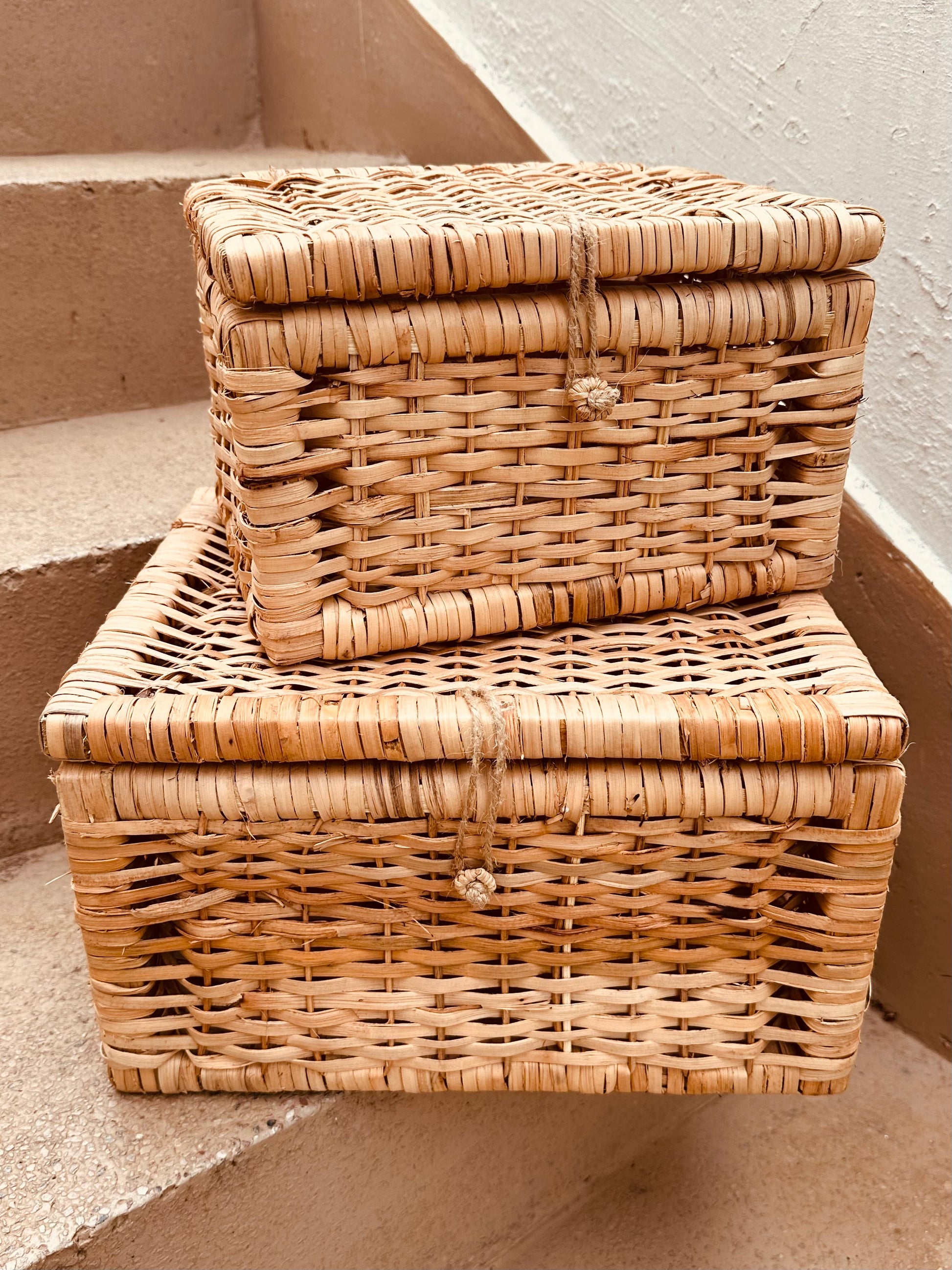 Rattan box with lid Handwoven rattan storage Sustainable rattan box Rustic storage solution Decorative rattan container Versatile storage box Rattan organizer with lid Natural rattan decor Eco-friendly storage solution Handcrafted rattan box Rattan trinket box Stylish home decor storage Rattan gift hamper base Jute rope lid detail Functional rattan storage, tesu 