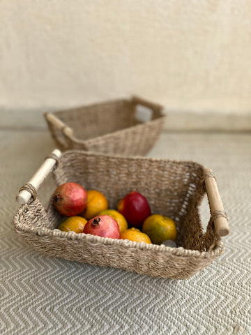 This seagrass basket is incredibly versatile, making it a fantastic and decorative storage for any space in your home; it’s perfectly sized so it can fit over your toilet water tank, in kitchen cabinets, and on bedroom shelves; can be used to store toiletries, children’s toys, and as a catch-all for small accessories and keys