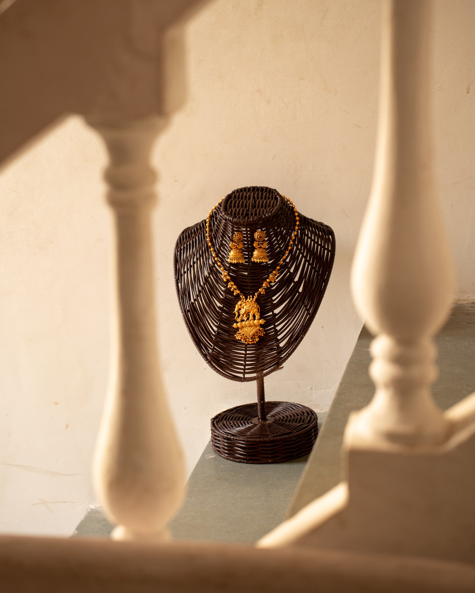 Exquisite Rattan Jewellery Mannequin Gold.Elevate your display game with our stunning collection of Rattan Jewellery Mannequins. Crafted from durable and sustainable materials, our rattan mannequins offer a unique aesthetic appeal that effortlessly complements the elegance of your jewellery. tesu