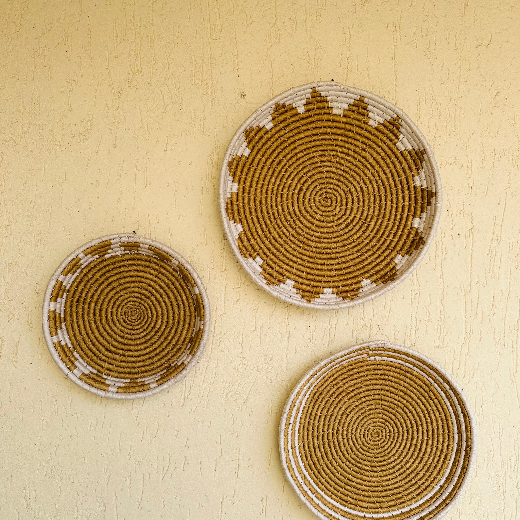 tesu Jute woven wall plates Handcrafted decor Abstract designs Eco-friendly materials Sustainable living Bohemian decor Modern chic Interior decor trends Artisan craftsmanship Versatile wall decor Organic charm Sustainable home decor Timeless pieces Artistry Sophistication tesu