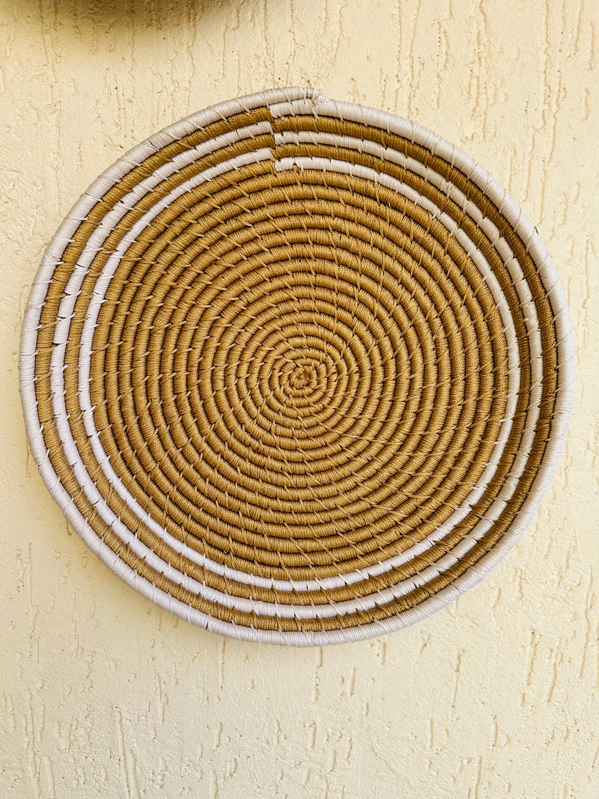 tesu Jute woven wall plates Handcrafted decor Abstract designs Eco-friendly materials Sustainable living Bohemian decor Modern chic Interior decor trends Artisan craftsmanship Versatile wall decor Organic charm Sustainable home decor Timeless pieces Artistry Sophistication tesu