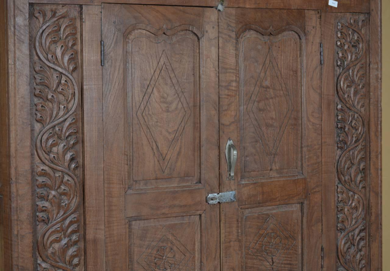 Side profile of antique wooden giant almirah showing carved depth and mirror detail – Tesu Furniture & Seating