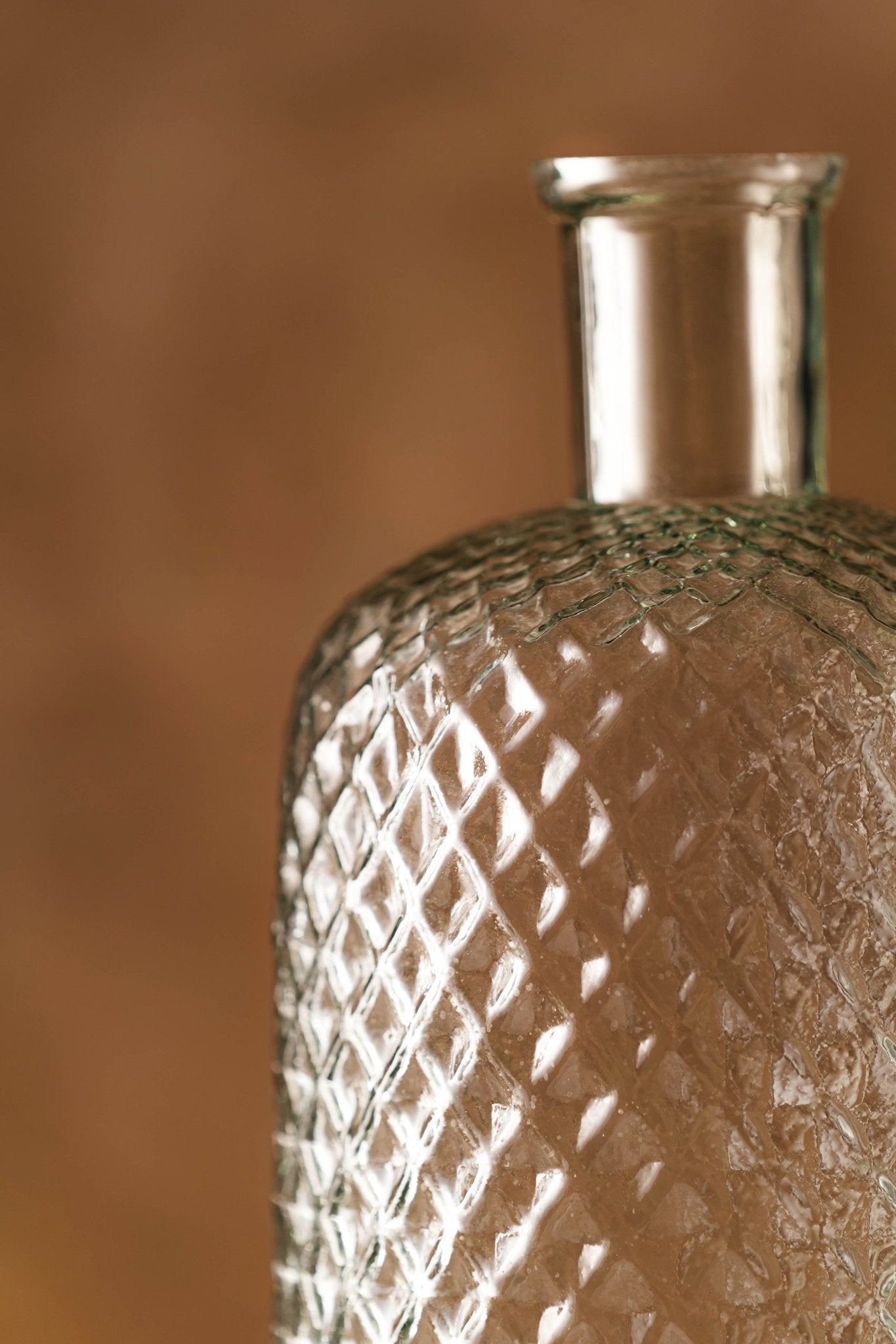 Genda Saaj Ribbed Diamond Glass Vase - TesuVases