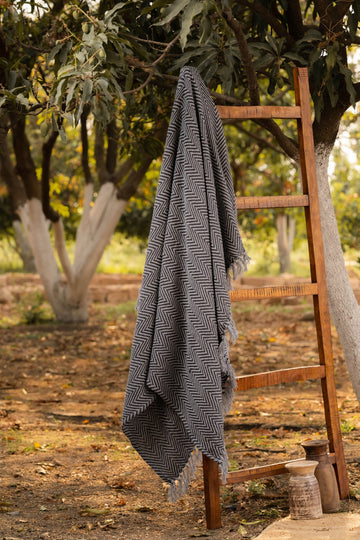 Monochrome Maze Throw - TesuThrows