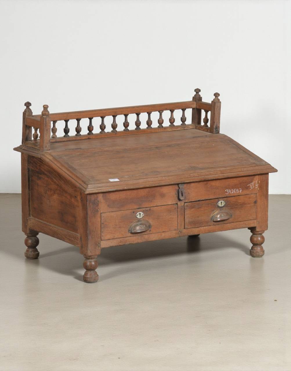 Wooden bench with two drawers 