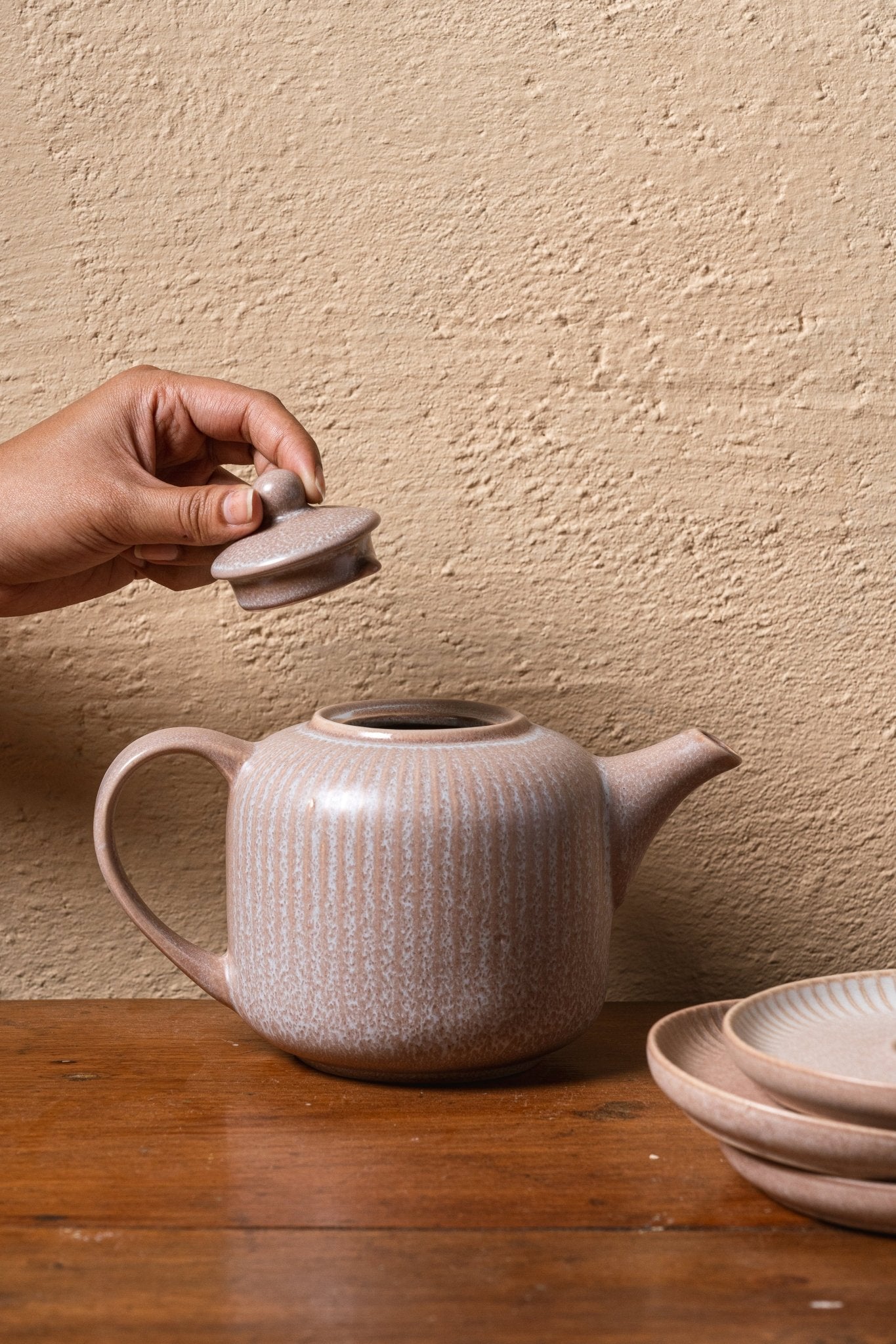 Cup set and tea pot collection Beverage service collection Elegant cup and teapot set Everyday dining experience Exquisite drinkware collection Precision crafted tea set Functional and aesthetic design Sleek silhouette teapot Ergonomic handle cups Precision spout tea pot Effortless pouring tea set Mess-free tea service, TESU