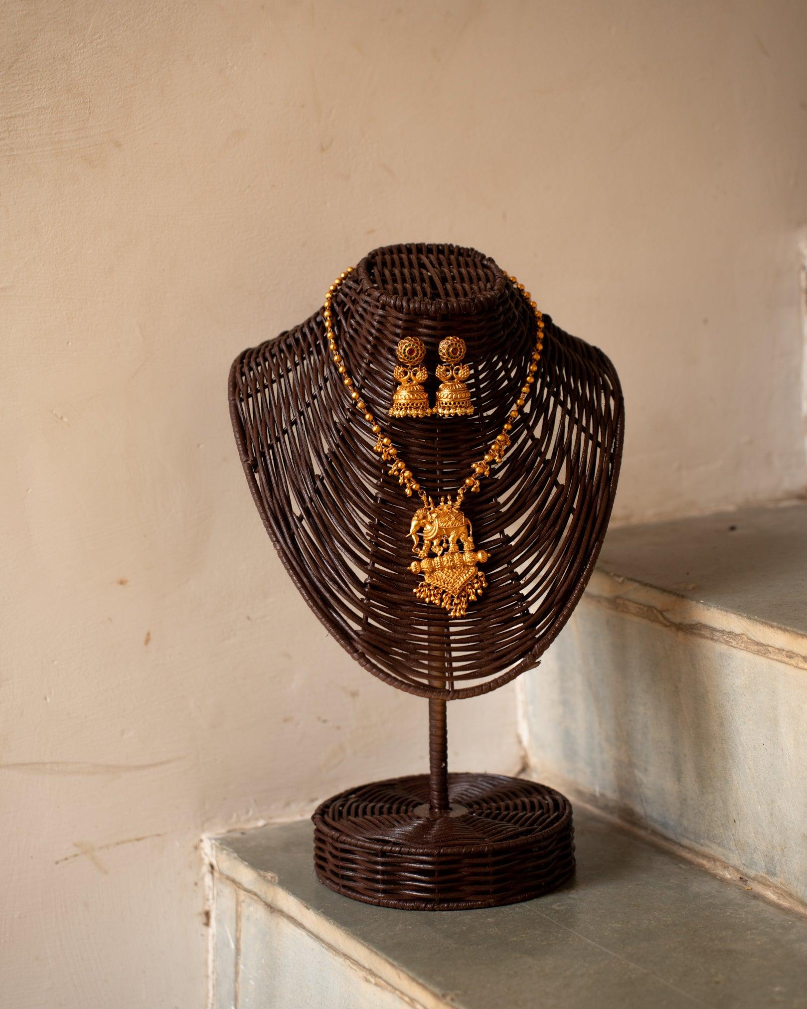 Exquisite Rattan Jewellery Mannequin Gold.Elevate your display game with our stunning collection of Rattan Jewellery Mannequins. Crafted from durable and sustainable materials, our rattan mannequins offer a unique aesthetic appeal that effortlessly complements the elegance of your jewellery. tesu