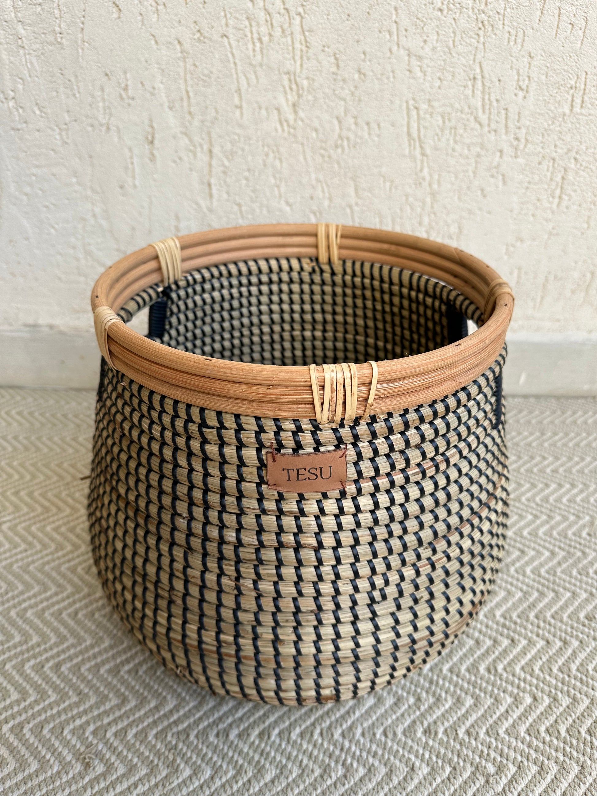 Enhance your Dream Home with our curated selection of premium wall and Home Décor items. Seagrass Plant Holder Cut Out Handles mixed with Rattan , Perfect for decorating your home, living room decor, bedroom interior touches, beautiful cover pots and much more. Its placement is very flexible which is suitable for beautifying your room. Hand-woven by our artisans from sustainable Sea grass these storage baskets are great for storing and have high aesthetic appeal. tesu