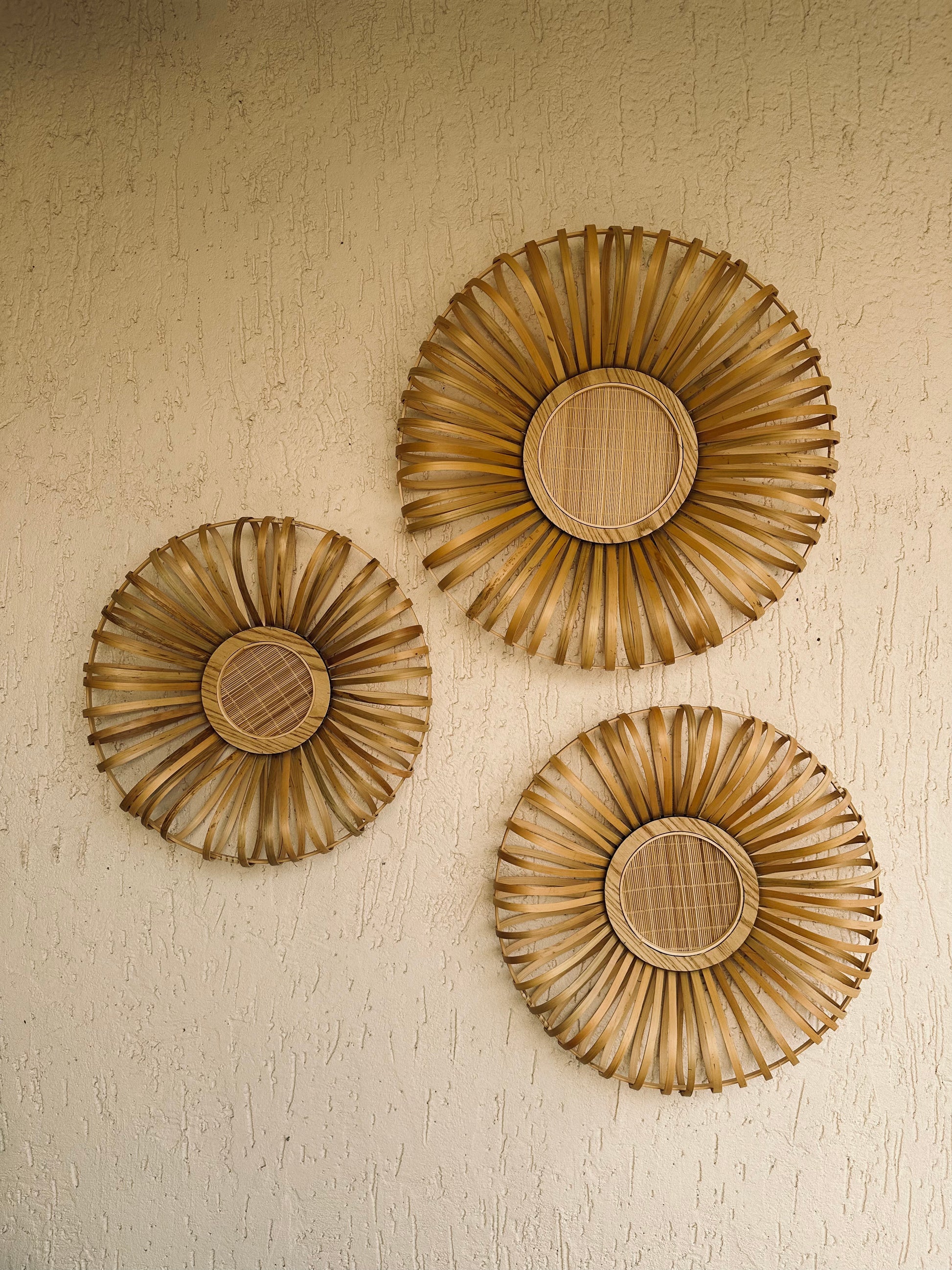 Enhance your Dream Home with our curated selection of premium Home Décor items. This bamboo wall decor which creates a geometric modern bohemian effect to any room  It is incredibly versatile and the beautiful design and finish truly lights up any room. This Boho wall deocr is also very lightweight and easy to hang. tesu