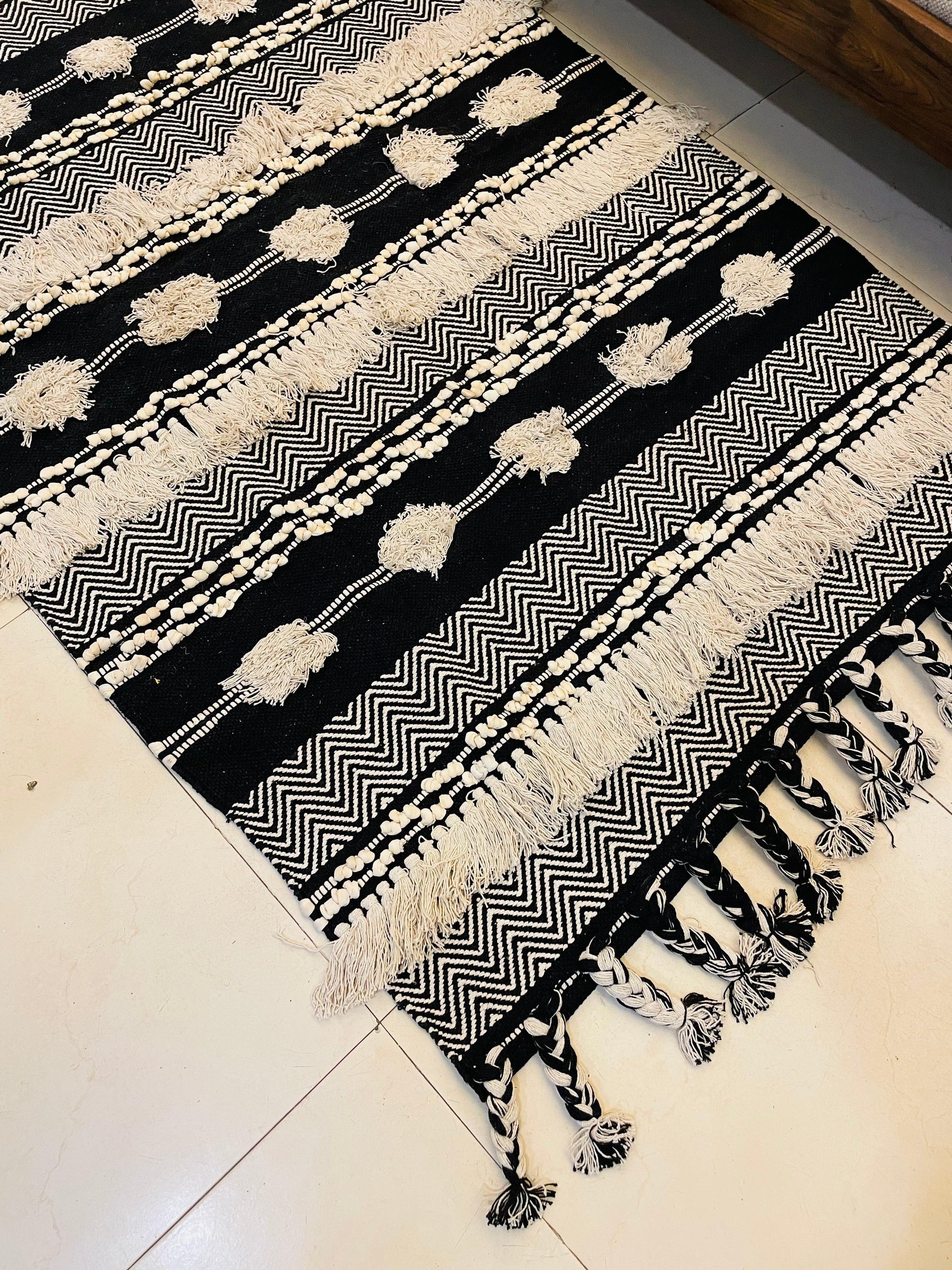Bohemian Thread Rug - White and Black - TESU