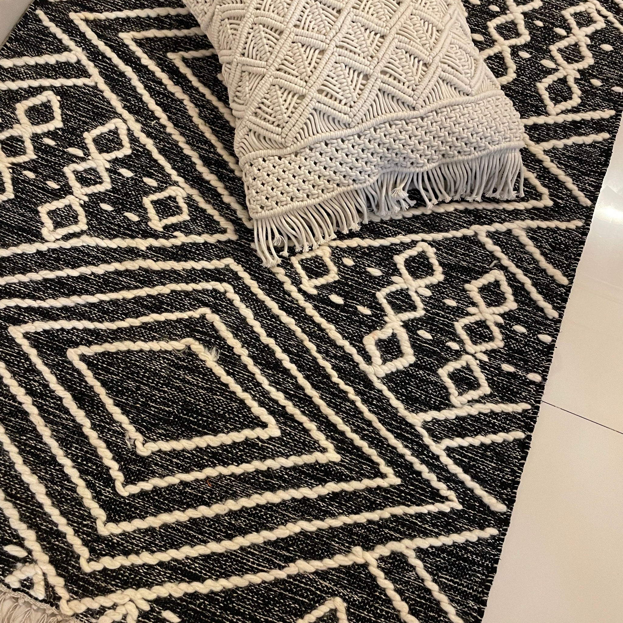 Bohemian Woollen Thread Rug - White and Black - TESU