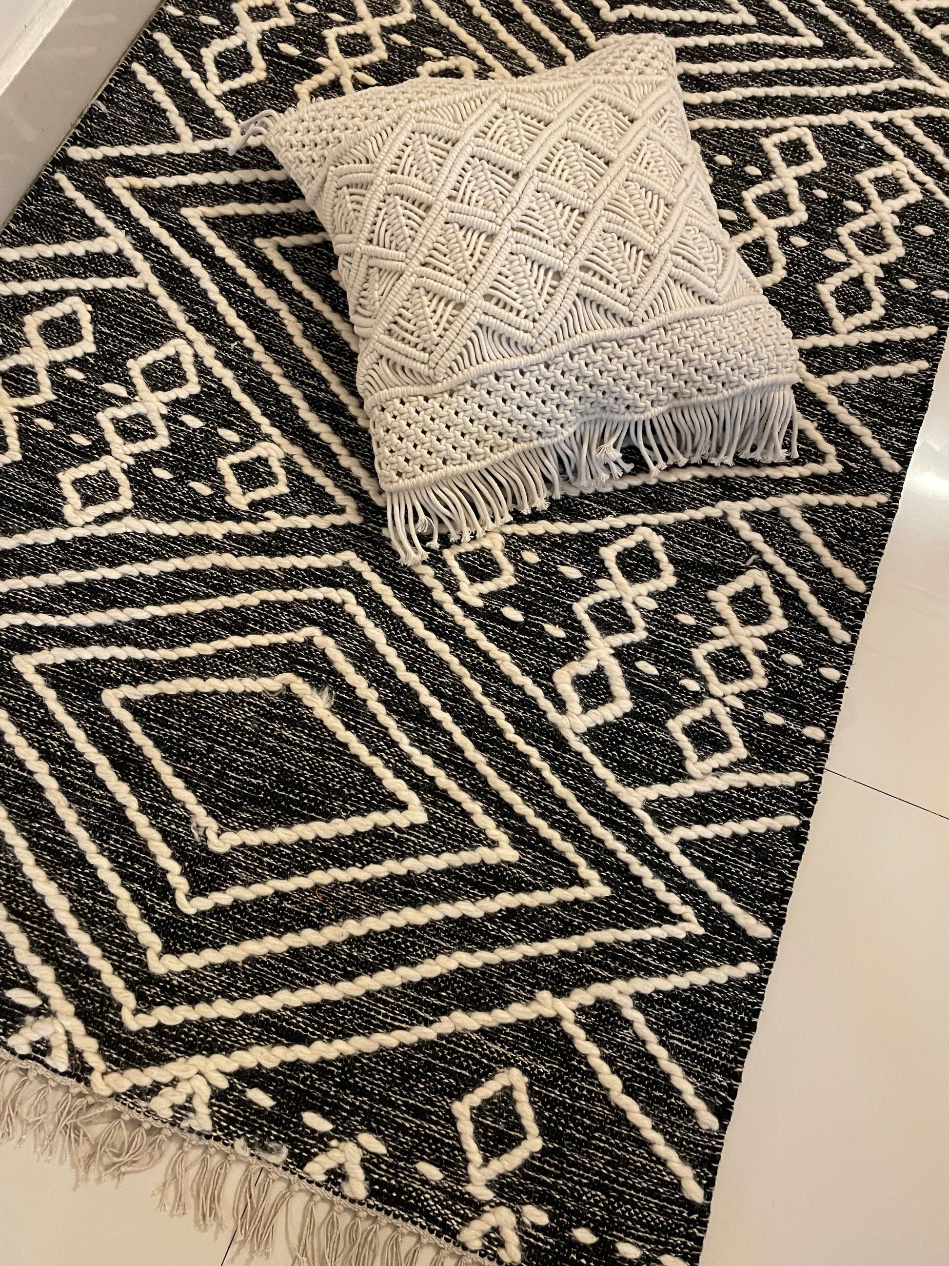 Bohemian Woollen Thread Rug - White and Black - TESU