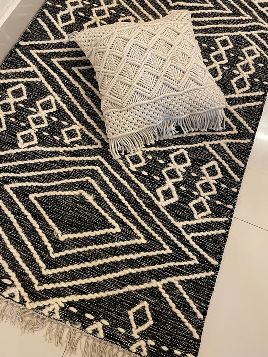 Bohemian Woollen Thread Rug - White and Black - TESU