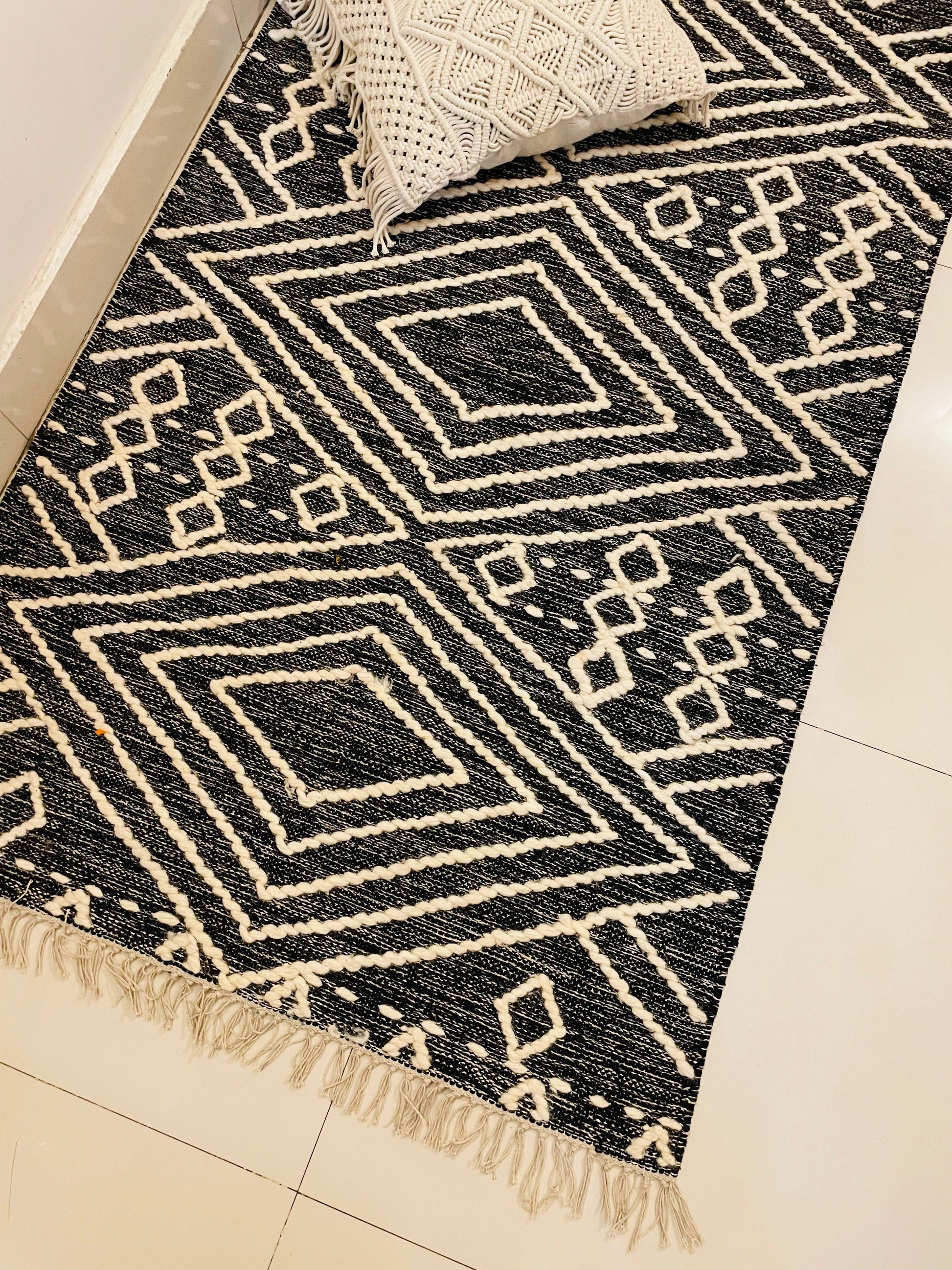 Bohemian Woollen Thread Rug - White and Black - TESU
