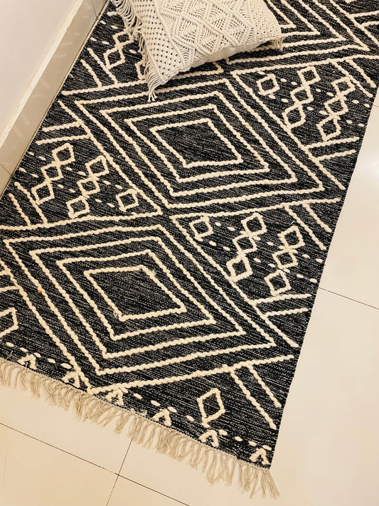 Bohemian Woollen Thread Rug - White and Black - TESU