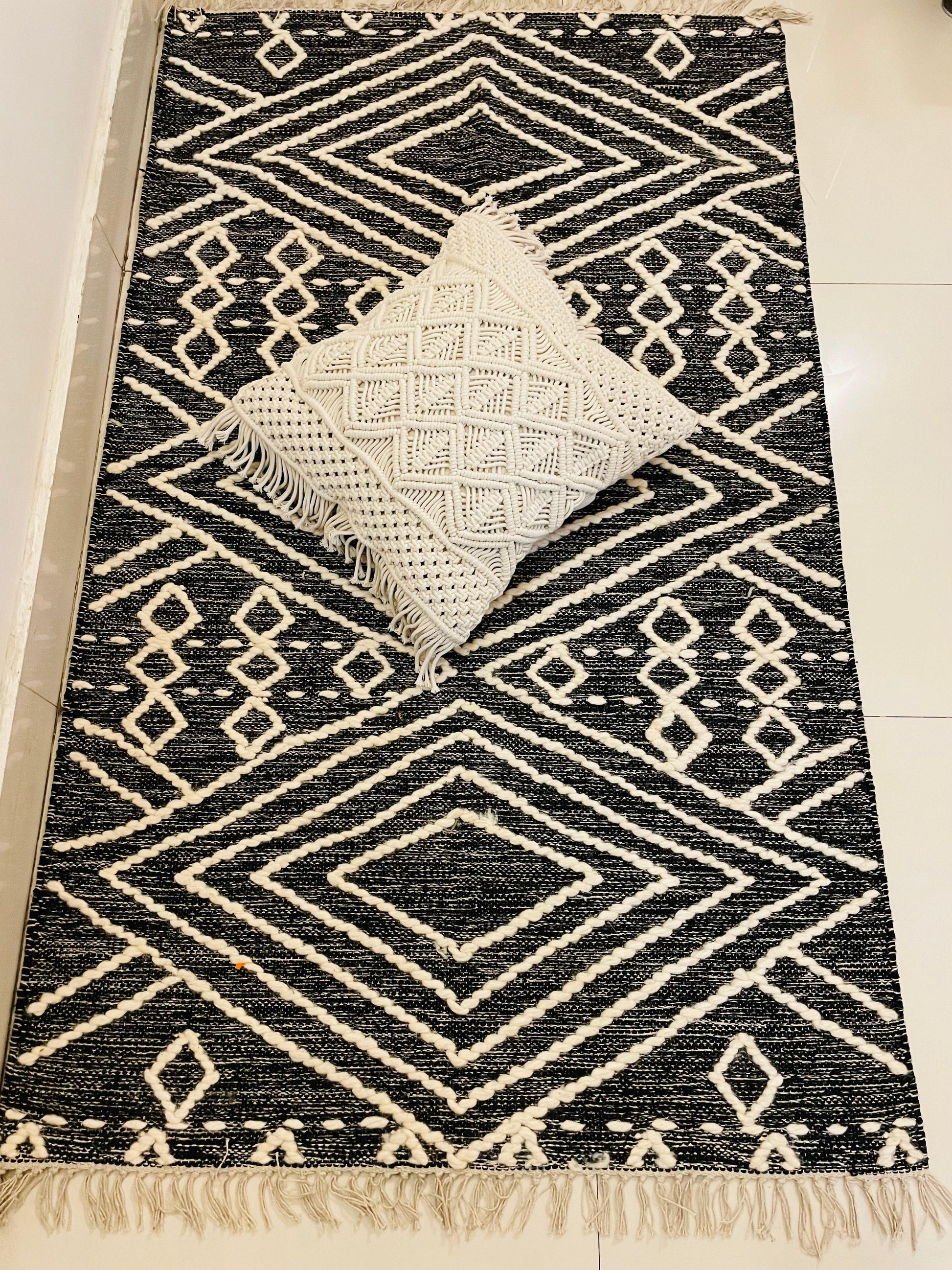 Bohemian Woollen Thread Rug - White and Black - TESU