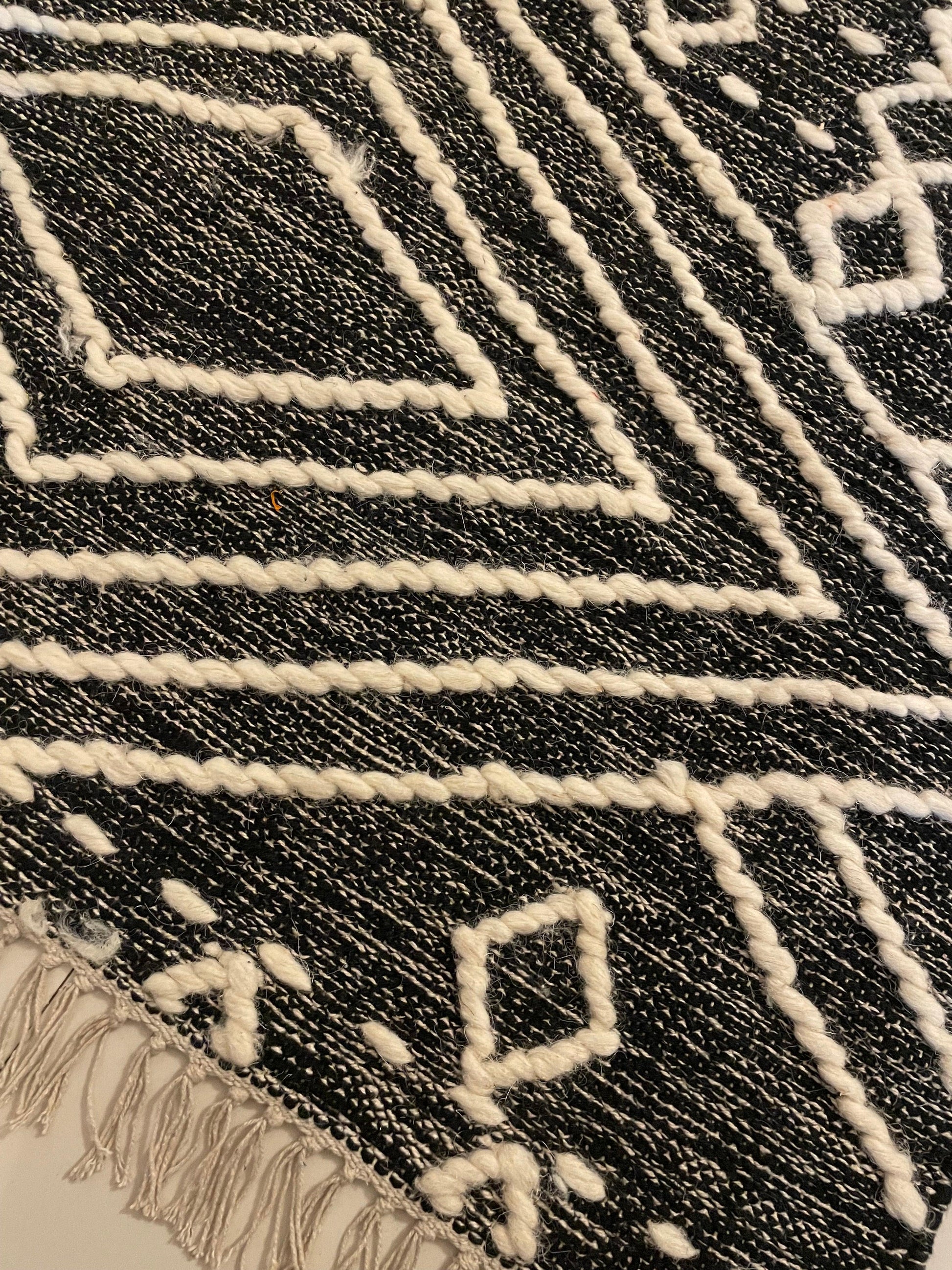 Bohemian Woollen Thread Rug - White and Black - TESU