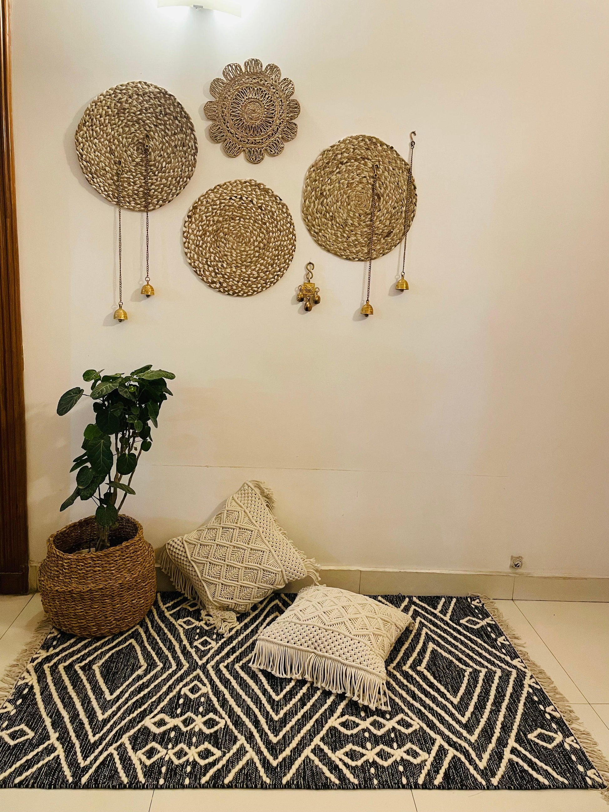 Bohemian Woollen Thread Rug - White and Black - TESU