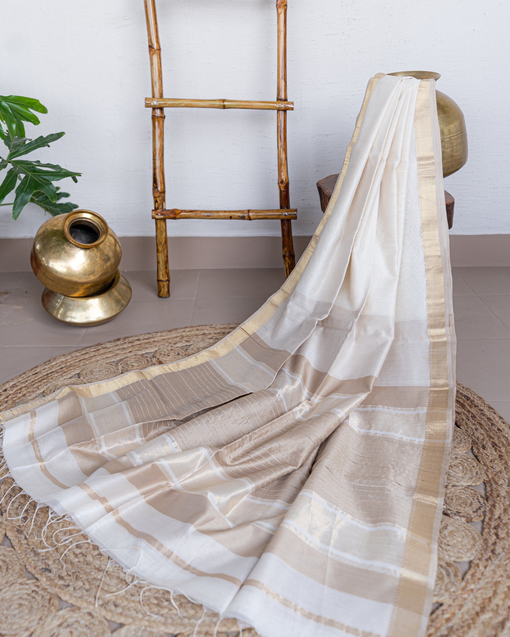 Handweave Maheshwari Handloom Ivory White and Gold  Silk Cotton Saree