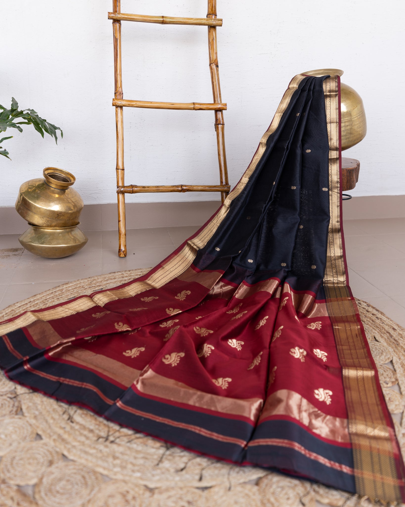 Handweave Maheshwari Handloom Black and Maroon Silk Cotton Saree