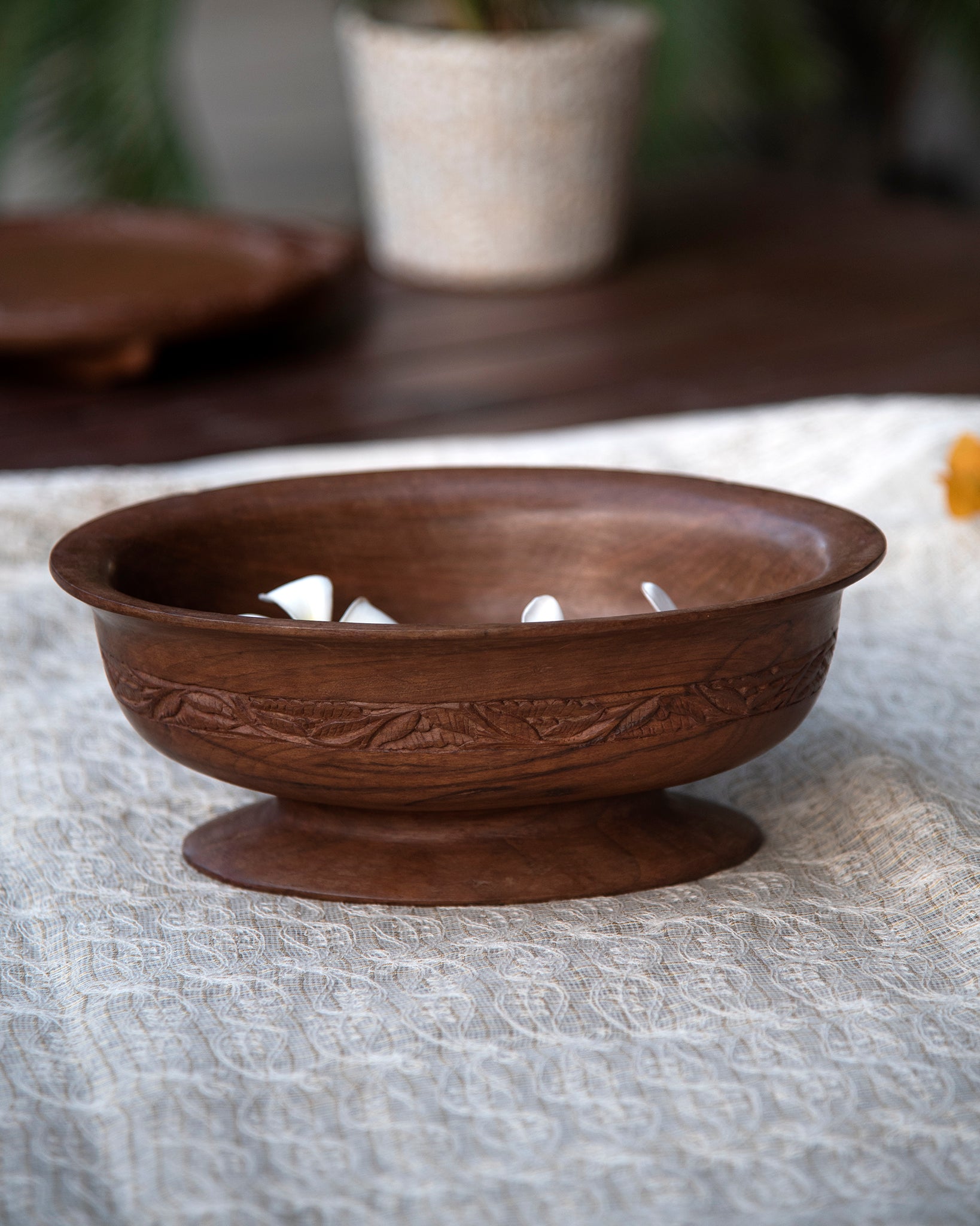  Artisan-crafted bowl, Decorative serving bowl, Dessert serving bowl, Elegant serving dish, Finest Kashmir artisans, Floral carving detail, Hand-carved walnut wood bowl, Handmade walnut bowl, Pure walnut wood serving bowl, Rich dish serving bowl, Royal table decor, Rustic serving bowl, Snack serving bowl, Unique serving accent, Versatile serving accessory, tesu